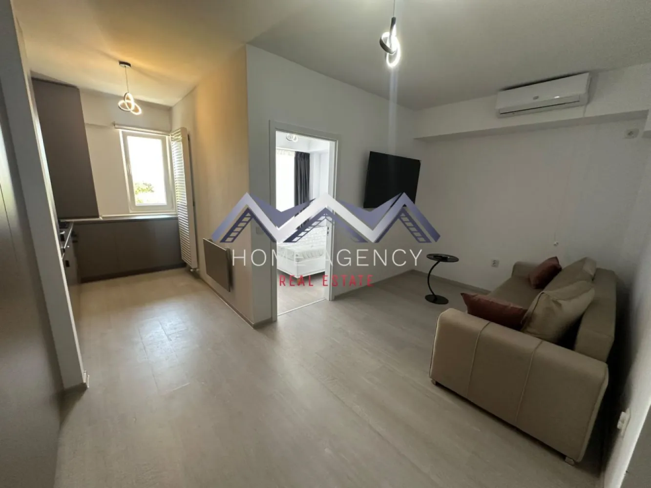 Apartament 2 camere | prima închiriere | Otopeni central - Vă prezentăm un apartament cu 2 camere, aflat la prima închiriere, situat într-o zonă centrală din Otopeni, ideal pentru persoanele care își doresc confortul unei locuințe noi, cu acces rapid către principalele puncte de interes din Nordul Capitalei.

Apartamentul este amplasat într-un imobil finalizat recent și se remarcă prin compartimentarea eficientă, finisajele moderne și spațiile generoase de depozitare. Încă de la intrare, holul impresionează prin dressing-ul extrem de generos, oferind suficient spațiu pentru organizarea lucrurilor de zi cu zi.

Zona de living este separată de bucătăria complet mobilată și utilată, astfel încât fiecare spațiu își păstrează funcționalitatea și intimitatea. Dormitorul beneficiază de acces direct către balcon, locul perfect pentru a vă bucura de cafeaua de dimineață sau de câteva momente de relaxare la finalul zilei. În plus, apartamentul beneficiază și un loc de parcare privat, pentru un plus de confort.

Poziționarea într-o zonă centrală din Otopeni oferă acces facil către supermarketuri, restaurante, mijloace de transport (stație Linia Albastră chiar în fața complexului) și principalele artere de circulație către București și Aeroportul Internațional Henri Coandă, făcând această proprietate potrivită atât pentru persoanele care lucrează în proximitate, cât și pentru cei care își doresc să locuiască într-o zonă liniștită, fără a renunța la avantajele proximității față de oraș.

În prezent, sunt disponibile două apartamente identice, situate la etajele 1 și 2 ale imobilului, reprezentând o oportunitate excelentă pentru cei care caută o locuință nouă, modernă și pregătită pentru mutare imediată.

Programează acum o vizionare!