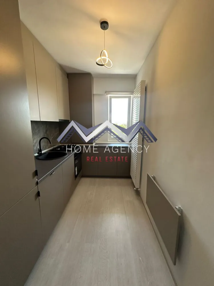 Apartament 2 camere | prima închiriere | Otopeni central - Vă prezentăm un apartament cu 2 camere, aflat la prima închiriere, situat într-o zonă centrală din Otopeni, ideal pentru persoanele care își doresc confortul unei locuințe noi, cu acces rapid către principalele puncte de interes din Nordul Capitalei.

Apartamentul este amplasat într-un imobil finalizat recent și se remarcă prin compartimentarea eficientă, finisajele moderne și spațiile generoase de depozitare. Încă de la intrare, holul impresionează prin dressing-ul extrem de generos, oferind suficient spațiu pentru organizarea lucrurilor de zi cu zi.

Zona de living este separată de bucătăria complet mobilată și utilată, astfel încât fiecare spațiu își păstrează funcționalitatea și intimitatea. Dormitorul beneficiază de acces direct către balcon, locul perfect pentru a vă bucura de cafeaua de dimineață sau de câteva momente de relaxare la finalul zilei. În plus, apartamentul beneficiază și un loc de parcare privat, pentru un plus de confort.

Poziționarea într-o zonă centrală din Otopeni oferă acces facil către supermarketuri, restaurante, mijloace de transport (stație Linia Albastră chiar în fața complexului) și principalele artere de circulație către București și Aeroportul Internațional Henri Coandă, făcând această proprietate potrivită atât pentru persoanele care lucrează în proximitate, cât și pentru cei care își doresc să locuiască într-o zonă liniștită, fără a renunța la avantajele proximității față de oraș.

În prezent, sunt disponibile două apartamente identice, situate la etajele 1 și 2 ale imobilului, reprezentând o oportunitate excelentă pentru cei care caută o locuință nouă, modernă și pregătită pentru mutare imediată.

Programează acum o vizionare!