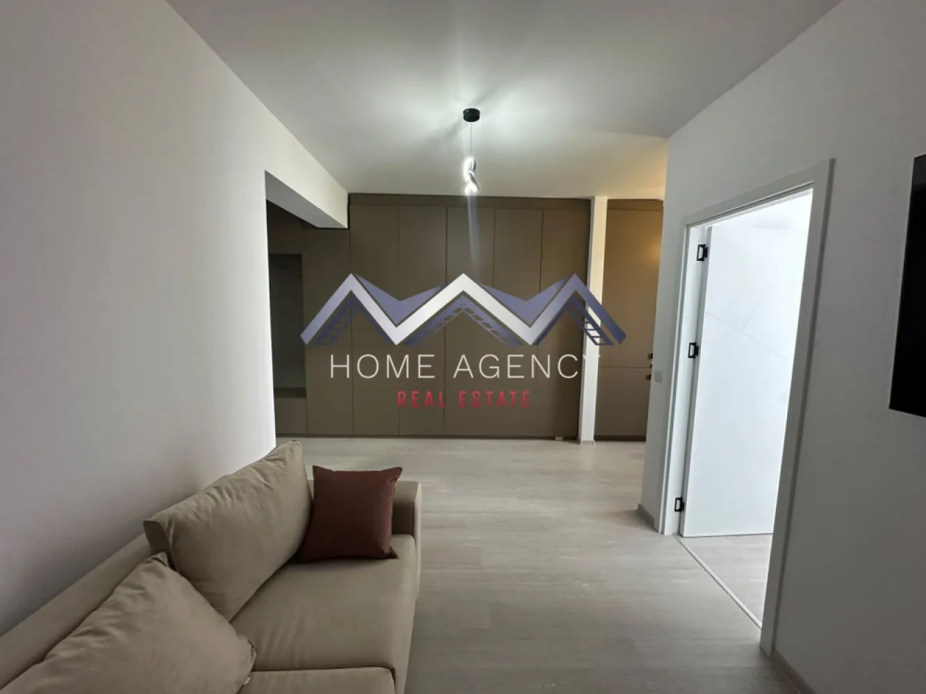 Apartament 2 camere | prima închiriere | Otopeni central - Vă prezentăm un apartament cu 2 camere, aflat la prima închiriere, situat într-o zonă centrală din Otopeni, ideal pentru persoanele care își doresc confortul unei locuințe noi, cu acces rapid către principalele puncte de interes din Nordul Capitalei.

Apartamentul este amplasat într-un imobil finalizat recent și se remarcă prin compartimentarea eficientă, finisajele moderne și spațiile generoase de depozitare. Încă de la intrare, holul impresionează prin dressing-ul extrem de generos, oferind suficient spațiu pentru organizarea lucrurilor de zi cu zi.

Zona de living este separată de bucătăria complet mobilată și utilată, astfel încât fiecare spațiu își păstrează funcționalitatea și intimitatea. Dormitorul beneficiază de acces direct către balcon, locul perfect pentru a vă bucura de cafeaua de dimineață sau de câteva momente de relaxare la finalul zilei. În plus, apartamentul beneficiază și un loc de parcare privat, pentru un plus de confort.

Poziționarea într-o zonă centrală din Otopeni oferă acces facil către supermarketuri, restaurante, mijloace de transport (stație Linia Albastră chiar în fața complexului) și principalele artere de circulație către București și Aeroportul Internațional Henri Coandă, făcând această proprietate potrivită atât pentru persoanele care lucrează în proximitate, cât și pentru cei care își doresc să locuiască într-o zonă liniștită, fără a renunța la avantajele proximității față de oraș.

În prezent, sunt disponibile două apartamente identice, situate la etajele 1 și 2 ale imobilului, reprezentând o oportunitate excelentă pentru cei care caută o locuință nouă, modernă și pregătită pentru mutare imediată.

Programează acum o vizionare!