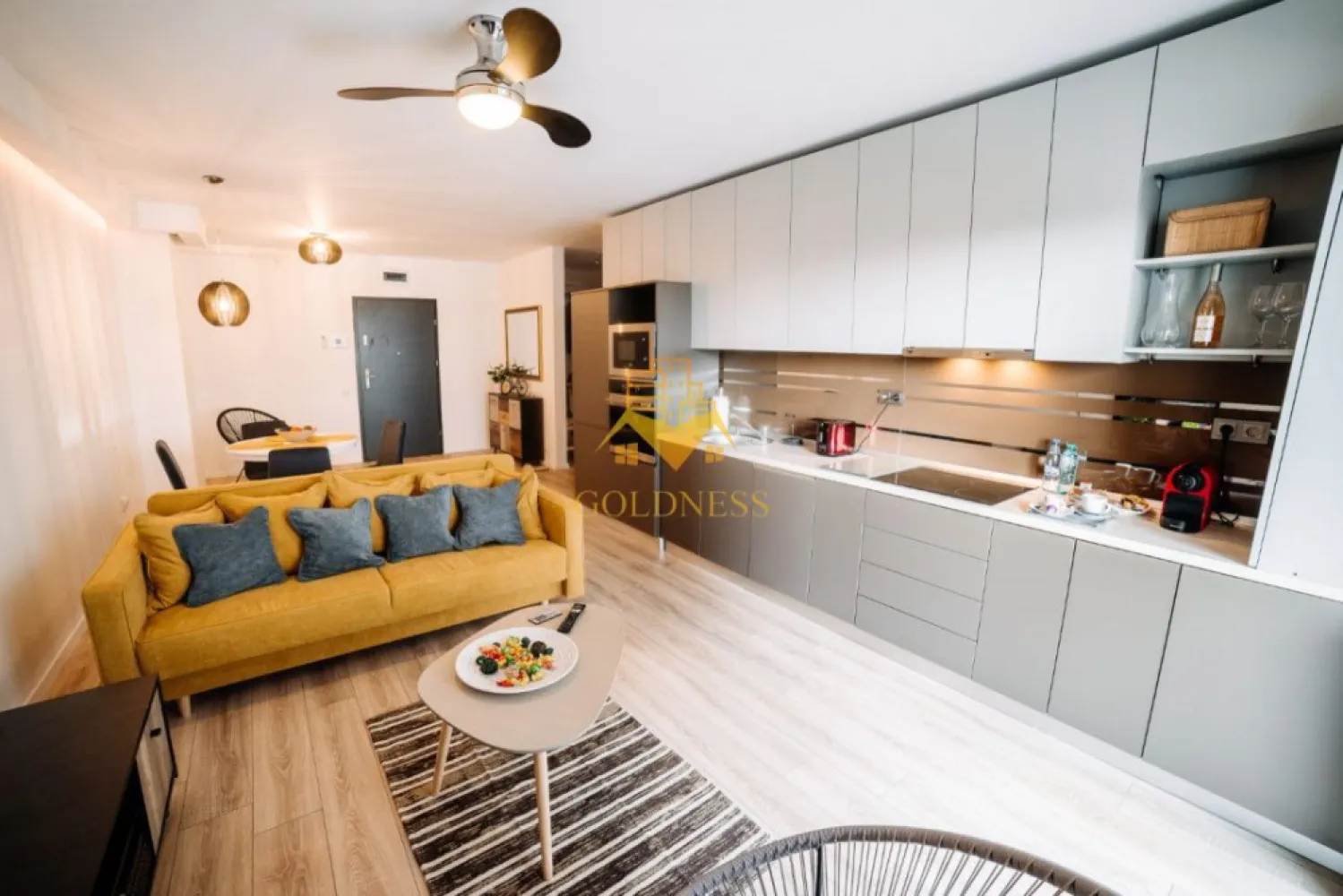 2 camere, modern, garaj, Zona Centrala, Bosch, NTT DATA, Pet Friendly - GOLDNESS Imobiliare vă propune spre închiriere un apartament complet mobilat și utilat, la etajul 4 într-un imobil de 7 etaje, semicentral . Apartamentul este compartimentat astfel:
 - dormitor cu pat matrimonial, noptiere, TV, spatiu pentru depozitare
 - living cu bucatarie open-space complet utilată, canapea extensibla, loc de servit masa, dulap pentru haine
 - baie cu vană, cabina de dus, calorifer port prosop inox și dulap pentru depozitare.
 - balcon de 10 mp.
 

Imobilul este dotat cu toate cele necesare- centrală proprie, mașină de spălat haine, frigider, plită electrică, hotă, TV, etc. 
Se află în apropierea stațiilor de transport în comun, magazine, restaurante, spații verzi, farmacii, etc. 
Dispune de loc de parcare!

Dacă sunteți interesați de acest apartament și doriți să îl vizionați, dar și pentru alte oferte sau detalii nu ezitați să ne contactați telefonic sau prin e-mail - goldnessimobiliare@gmail.com. Vă stăm la dispoziție!