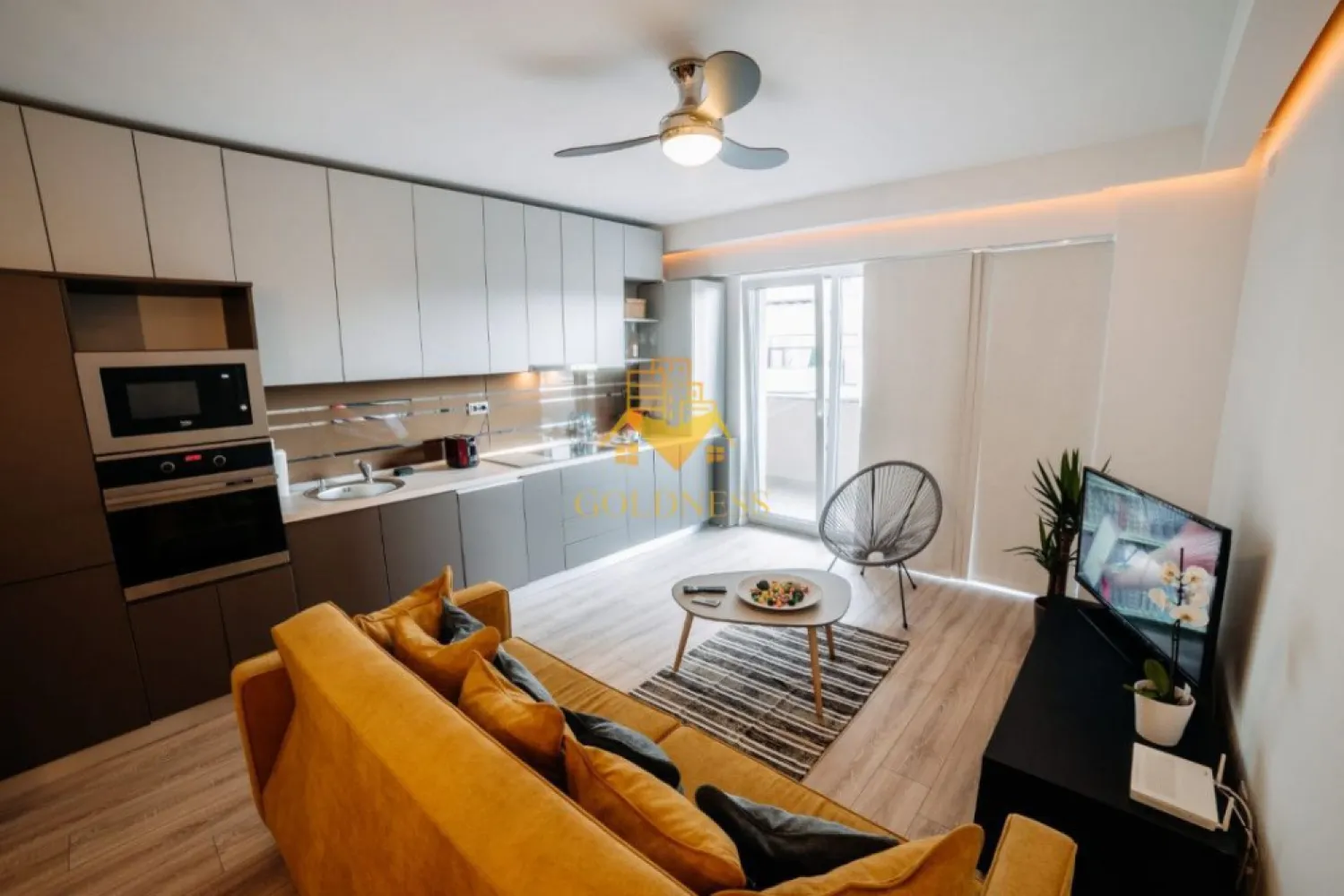 2 camere, modern, garaj, Zona Centrala, Bosch, NTT DATA, Pet Friendly - GOLDNESS Imobiliare vă propune spre închiriere un apartament complet mobilat și utilat, la etajul 4 într-un imobil de 7 etaje, semicentral . Apartamentul este compartimentat astfel:
 - dormitor cu pat matrimonial, noptiere, TV, spatiu pentru depozitare
 - living cu bucatarie open-space complet utilată, canapea extensibla, loc de servit masa, dulap pentru haine
 - baie cu vană, cabina de dus, calorifer port prosop inox și dulap pentru depozitare.
 - balcon de 10 mp.
 

Imobilul este dotat cu toate cele necesare- centrală proprie, mașină de spălat haine, frigider, plită electrică, hotă, TV, etc. 
Se află în apropierea stațiilor de transport în comun, magazine, restaurante, spații verzi, farmacii, etc. 
Dispune de loc de parcare!

Dacă sunteți interesați de acest apartament și doriți să îl vizionați, dar și pentru alte oferte sau detalii nu ezitați să ne contactați telefonic sau prin e-mail - goldnessimobiliare@gmail.com. Vă stăm la dispoziție!