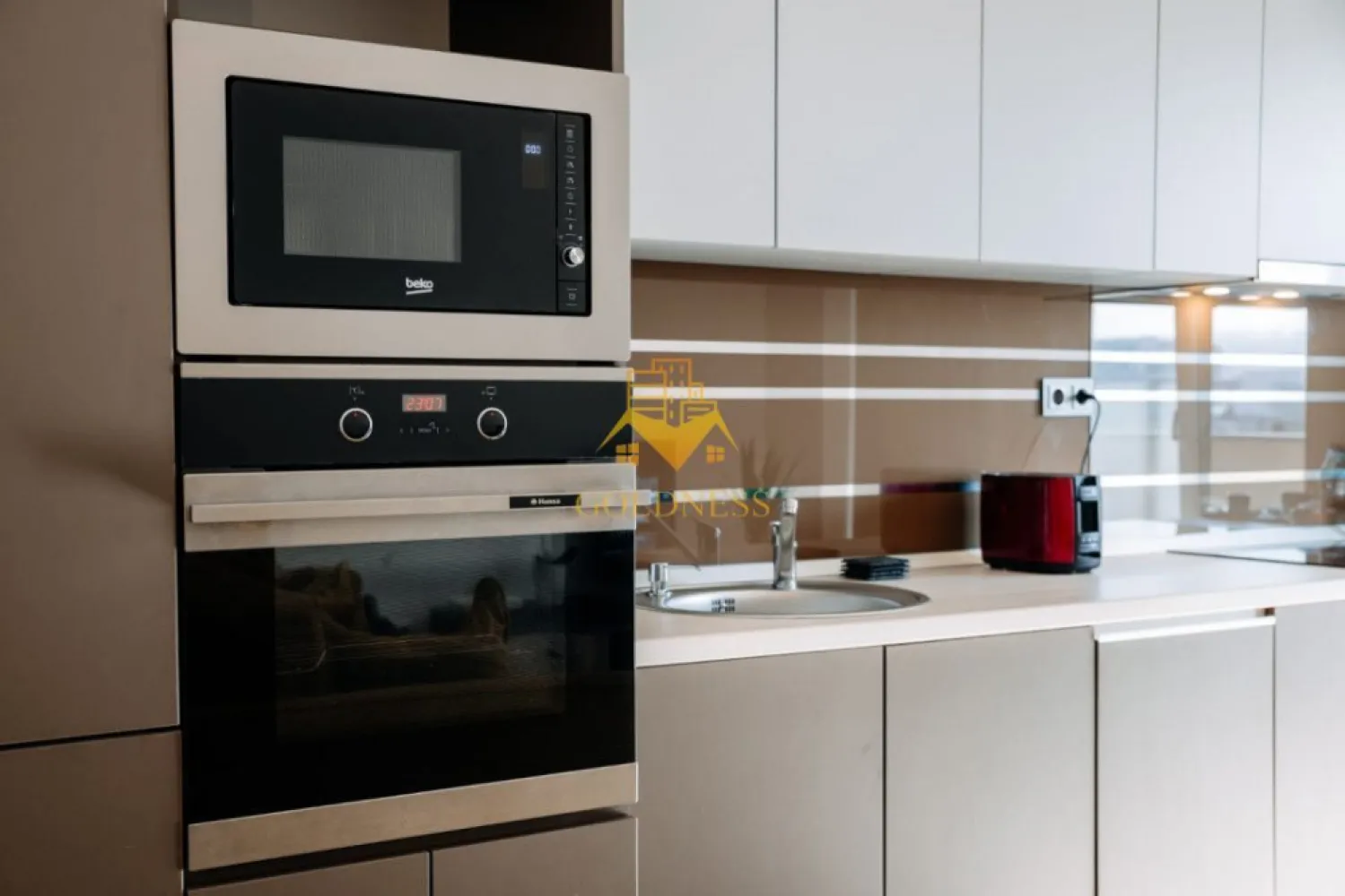 2 camere, modern, garaj, Zona Centrala, Bosch, NTT DATA, Pet Friendly - GOLDNESS Imobiliare vă propune spre închiriere un apartament complet mobilat și utilat, la etajul 4 într-un imobil de 7 etaje, semicentral . Apartamentul este compartimentat astfel:
 - dormitor cu pat matrimonial, noptiere, TV, spatiu pentru depozitare
 - living cu bucatarie open-space complet utilată, canapea extensibla, loc de servit masa, dulap pentru haine
 - baie cu vană, cabina de dus, calorifer port prosop inox și dulap pentru depozitare.
 - balcon de 10 mp.
 

Imobilul este dotat cu toate cele necesare- centrală proprie, mașină de spălat haine, frigider, plită electrică, hotă, TV, etc. 
Se află în apropierea stațiilor de transport în comun, magazine, restaurante, spații verzi, farmacii, etc. 
Dispune de loc de parcare!

Dacă sunteți interesați de acest apartament și doriți să îl vizionați, dar și pentru alte oferte sau detalii nu ezitați să ne contactați telefonic sau prin e-mail - goldnessimobiliare@gmail.com. Vă stăm la dispoziție!