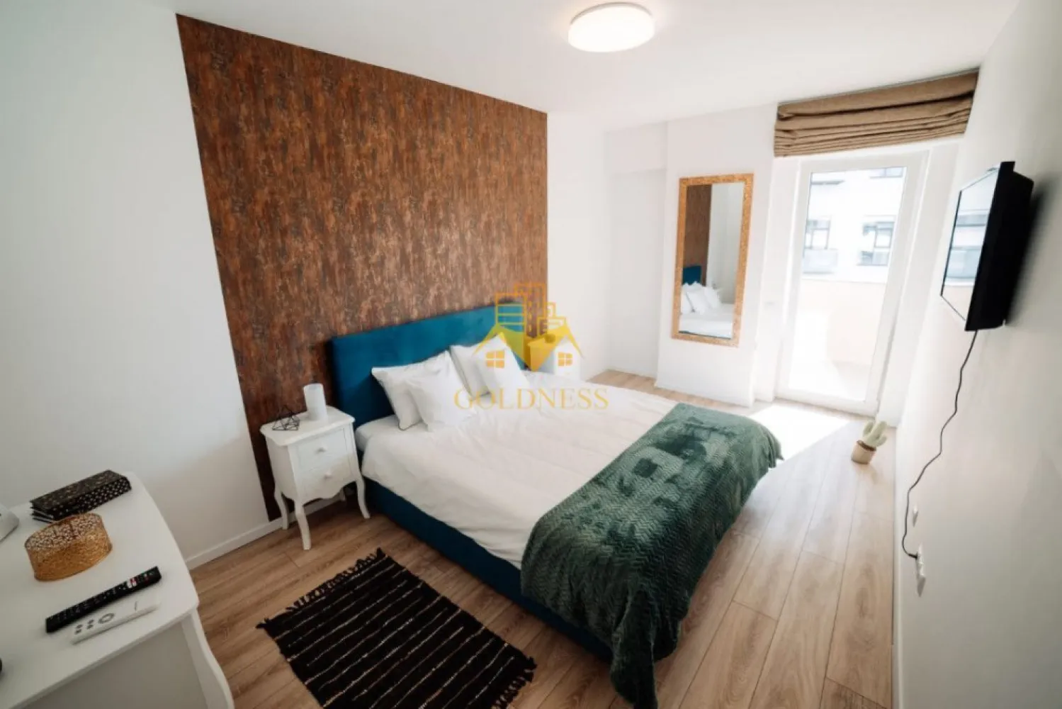 2 camere, modern, garaj, Zona Centrala, Bosch, NTT DATA, Pet Friendly - GOLDNESS Imobiliare vă propune spre închiriere un apartament complet mobilat și utilat, la etajul 4 într-un imobil de 7 etaje, semicentral . Apartamentul este compartimentat astfel:
 - dormitor cu pat matrimonial, noptiere, TV, spatiu pentru depozitare
 - living cu bucatarie open-space complet utilată, canapea extensibla, loc de servit masa, dulap pentru haine
 - baie cu vană, cabina de dus, calorifer port prosop inox și dulap pentru depozitare.
 - balcon de 10 mp.
 

Imobilul este dotat cu toate cele necesare- centrală proprie, mașină de spălat haine, frigider, plită electrică, hotă, TV, etc. 
Se află în apropierea stațiilor de transport în comun, magazine, restaurante, spații verzi, farmacii, etc. 
Dispune de loc de parcare!

Dacă sunteți interesați de acest apartament și doriți să îl vizionați, dar și pentru alte oferte sau detalii nu ezitați să ne contactați telefonic sau prin e-mail - goldnessimobiliare@gmail.com. Vă stăm la dispoziție!