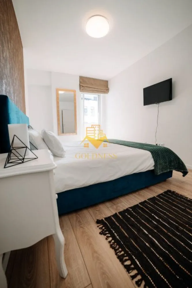 2 camere, modern, garaj, Zona Centrala, Bosch, NTT DATA, Pet Friendly - GOLDNESS Imobiliare vă propune spre închiriere un apartament complet mobilat și utilat, la etajul 4 într-un imobil de 7 etaje, semicentral . Apartamentul este compartimentat astfel:
 - dormitor cu pat matrimonial, noptiere, TV, spatiu pentru depozitare
 - living cu bucatarie open-space complet utilată, canapea extensibla, loc de servit masa, dulap pentru haine
 - baie cu vană, cabina de dus, calorifer port prosop inox și dulap pentru depozitare.
 - balcon de 10 mp.
 

Imobilul este dotat cu toate cele necesare- centrală proprie, mașină de spălat haine, frigider, plită electrică, hotă, TV, etc. 
Se află în apropierea stațiilor de transport în comun, magazine, restaurante, spații verzi, farmacii, etc. 
Dispune de loc de parcare!

Dacă sunteți interesați de acest apartament și doriți să îl vizionați, dar și pentru alte oferte sau detalii nu ezitați să ne contactați telefonic sau prin e-mail - goldnessimobiliare@gmail.com. Vă stăm la dispoziție!
