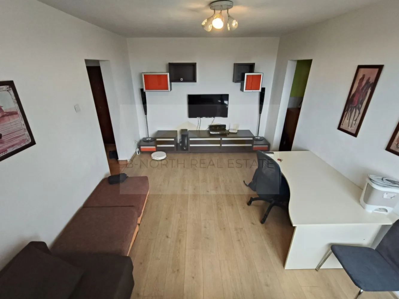 Apartament 2 camere de închiriat | Tineretului | Vizavi de Parcul Tineretului - B-North Real Estate vă propune spre închiriere un apartament cu 2 camere, situat pe Bulevardul Tineretului nr. 23, chiar vizavi de Parcul Tineretului. Poziționat într-o zonă excelentă, la doar 5 minute de stația de metrou Tineretului, apartamentul este ideal pentru un cuplu sau o persoană care își dorește confort, liniște și acces rapid către centrul orașului.

Caracteristici principale:

Apartament cu 2 camere
Compartimentare semidecomandată
Suprafață utilă: 53 mp
Etaj 7
Bloc reabilitat termic

Dotări și beneficii:

Complet mobilat și utilat
Bucătărie complet echipată
Boiler Smart cu funcții inteligente pentru optimizarea consumului și asigurarea permanentă a apei calde
Apartament curat și bine întreținut
Pregătit pentru mutare imediată

Avantaje locație:

Bulevardul Tineretului nr. 23
Vizavi de Parcul Tineretului
Aproximativ 5 minute de mers pe jos până la stația de metrou Tineretului
Acces rapid către mijloace de transport în comun
În apropiere de magazine, restaurante, cafenele, farmacii și alte puncte de interes

Preț și condiții:

Chirie: 550 euro/lună

Pentru detalii suplimentare și programarea unei vizionări, contactați B-North Real Estate.