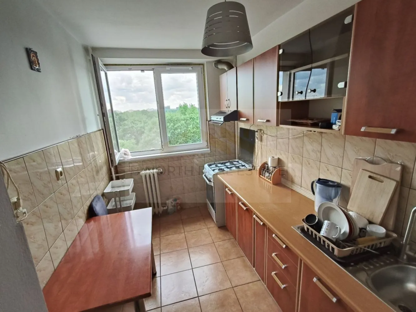 Apartament 2 camere de închiriat | Tineretului | Vizavi de Parcul Tineretului - B-North Real Estate vă propune spre închiriere un apartament cu 2 camere, situat pe Bulevardul Tineretului nr. 23, chiar vizavi de Parcul Tineretului. Poziționat într-o zonă excelentă, la doar 5 minute de stația de metrou Tineretului, apartamentul este ideal pentru un cuplu sau o persoană care își dorește confort, liniște și acces rapid către centrul orașului.

Caracteristici principale:

Apartament cu 2 camere
Compartimentare semidecomandată
Suprafață utilă: 53 mp
Etaj 7
Bloc reabilitat termic

Dotări și beneficii:

Complet mobilat și utilat
Bucătărie complet echipată
Boiler Smart cu funcții inteligente pentru optimizarea consumului și asigurarea permanentă a apei calde
Apartament curat și bine întreținut
Pregătit pentru mutare imediată

Avantaje locație:

Bulevardul Tineretului nr. 23
Vizavi de Parcul Tineretului
Aproximativ 5 minute de mers pe jos până la stația de metrou Tineretului
Acces rapid către mijloace de transport în comun
În apropiere de magazine, restaurante, cafenele, farmacii și alte puncte de interes

Preț și condiții:

Chirie: 550 euro/lună

Pentru detalii suplimentare și programarea unei vizionări, contactați B-North Real Estate.