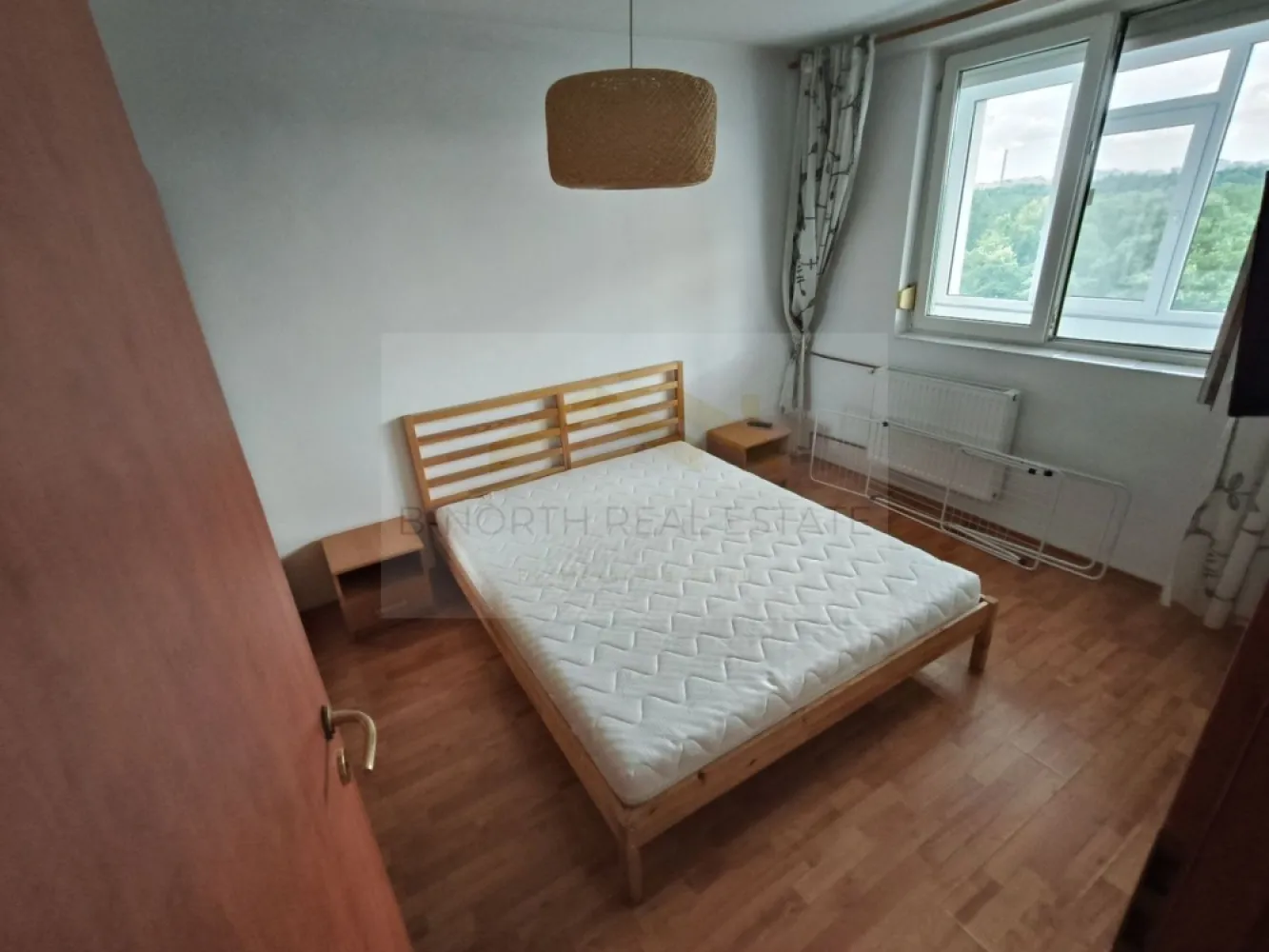 Apartament 2 camere de închiriat | Tineretului | Vizavi de Parcul Tineretului - B-North Real Estate vă propune spre închiriere un apartament cu 2 camere, situat pe Bulevardul Tineretului nr. 23, chiar vizavi de Parcul Tineretului. Poziționat într-o zonă excelentă, la doar 5 minute de stația de metrou Tineretului, apartamentul este ideal pentru un cuplu sau o persoană care își dorește confort, liniște și acces rapid către centrul orașului.

Caracteristici principale:

Apartament cu 2 camere
Compartimentare semidecomandată
Suprafață utilă: 53 mp
Etaj 7
Bloc reabilitat termic

Dotări și beneficii:

Complet mobilat și utilat
Bucătărie complet echipată
Boiler Smart cu funcții inteligente pentru optimizarea consumului și asigurarea permanentă a apei calde
Apartament curat și bine întreținut
Pregătit pentru mutare imediată

Avantaje locație:

Bulevardul Tineretului nr. 23
Vizavi de Parcul Tineretului
Aproximativ 5 minute de mers pe jos până la stația de metrou Tineretului
Acces rapid către mijloace de transport în comun
În apropiere de magazine, restaurante, cafenele, farmacii și alte puncte de interes

Preț și condiții:

Chirie: 550 euro/lună

Pentru detalii suplimentare și programarea unei vizionări, contactați B-North Real Estate.