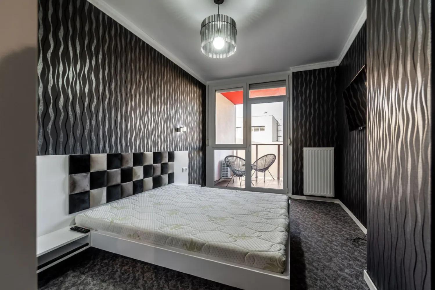 VÂNDUT! Oportunitate | zonă de top Arad | finisaje de excepție - Vă prezentăm spre vânzare o proprietate deosebită, situată în Micălaca, concepută pentru cei care pun preț pe calitate, spațiu și confort.
Cu un preț corect poziționat la 124.500 €, acest imobil reprezintă una dintre cele mai bune investiții din zona 300 în acest moment.

Puncte forte care fac diferența:
Configurație: 2 camere | living+bucătărie open space+dormitor+baie
Confort termic: centrală proprie pe gaz / bloc nou, izolatat termic / facturi optimizate și confort maxim.
Finisaje: materiale premium, atent alese (gresie porțelanată, parchet trafic intens, tâmplărie de calitate).
Dotări: se vinde mobilat și utilat / aer condiționat 
Localizare: aproape de Malul Mureșului pe o stradă liniștită, ferită de zgomotul traficului intens.

De ce să alegi această proprietate?
Gata de mutat: nu necesită investiții suplimentare.
Eficiență: compartimentare inteligentă care maximizează fiecare metru pătrat.
Valoare stabilă: poziționarea într-o zonă căutată garantează aprecierea investiției în timp.

📞 Contactează-mă acum pentru detalii: 07225252639
Sebastian Nica – Consultantul tău imobiliar în Arad

Nu dispui de toată suma? Te ajutăm noi gratuit! Îți obținem oferte de la 16 bănci.
Ai o proprietate de vânzare în Arad și vrei să știi cât valorează cu adevărat?
Sună-mă pentru o evaluare gratuită, fără obligații.

Birou: ACASĂ | Agenție imobiliară Arad
Bulevardul Decebal 2, Arad 310133