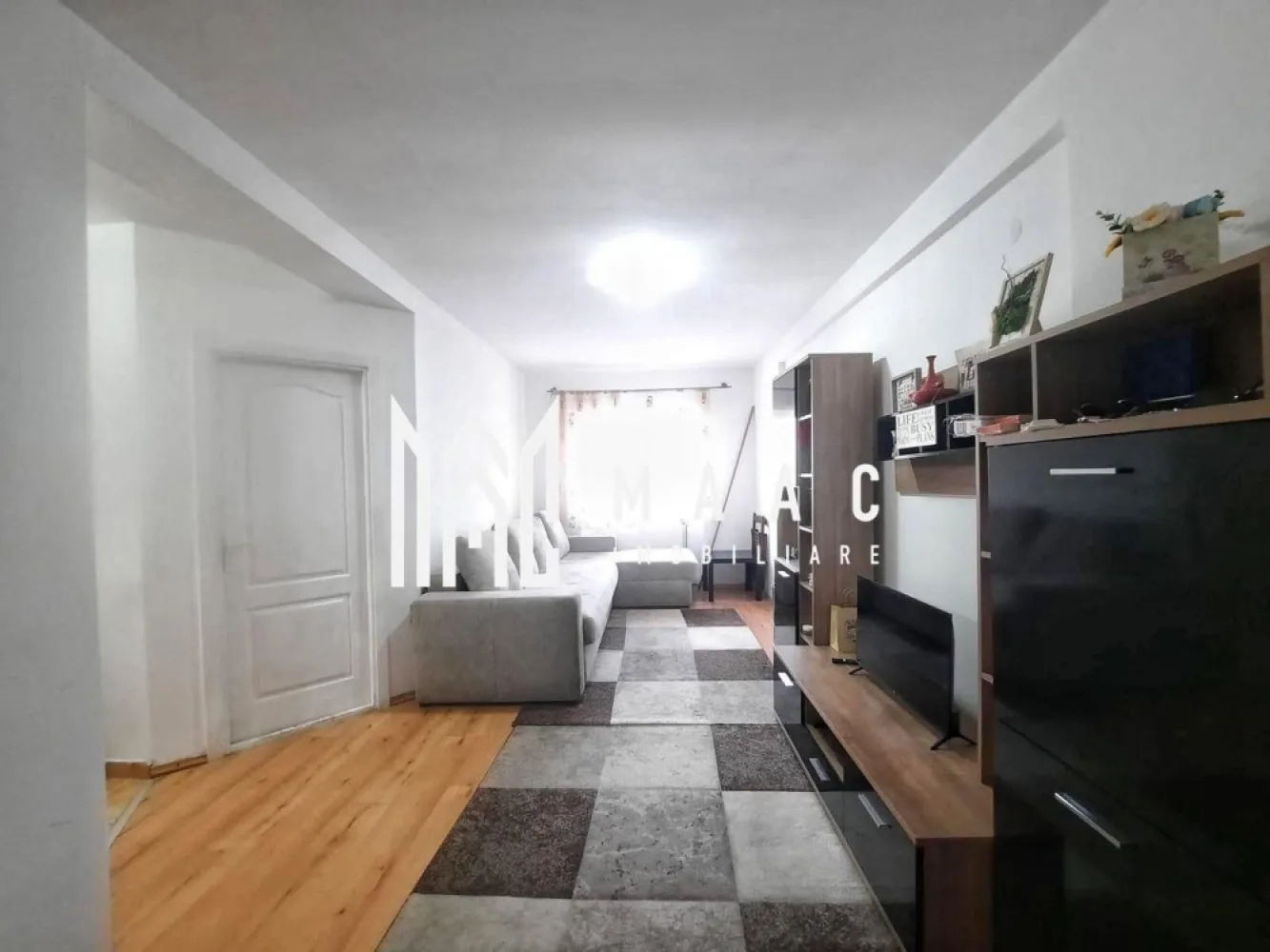 Apartament 2 camere | 43 MP | Etaj 3/6 | Lift | Ștefan cel Mare - Maac Imobiliare prezintă spre vânzare un apartament cu 2 camere, ideal pentru un început confortabil sau pentru investiție sigură, situat într-o zonă liniștită, cu acces rapid către punctele de interes ale orașului.

Detalii imobil:
Suprafață utilă: 43 mp
Compartimentare: bucătărie separată
Etaj: 3 din 6
Bloc izolat termic, prevăzut cu lift
Centrală termică de bloc

Dotări și beneficii:
Se vinde complet mobilat și utilat, conform fotografiilor
Mașină de spălat rufe
Cuptor electric și frigider
Baie complet utilată
Ușă metalică la intrare
Interfon
Predare la cheie – disponibil imediat

Avantaje locație:
Zonă liniștită și bine conectată
Stație de autobuz chiar în fața blocului
Magazin (Profi) și sală de fitness (Unic Gym) la parter
Farmacie în apropiere
Parc și loc de joacă pentru copii
Acces rapid către centrul orașului și autostradă
Locuri de parcare disponibile în zonă

Acest apartament se evidențiază prin poziționarea excelentă, accesibilitate și potențial ridicat de închiriere, fiind o alegere ideală atât pentru locuit, cât și pentru investiție.
Pentru mai multe informatii specificati ca ati vazut anuntul cu ID: CP2988204