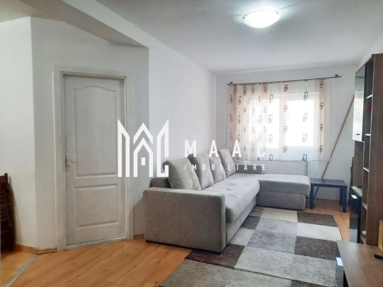 Apartament 2 camere | 43 MP | Etaj 3/6 | Lift | Ștefan cel Mare - Maac Imobiliare prezintă spre vânzare un apartament cu 2 camere, ideal pentru un început confortabil sau pentru investiție sigură, situat într-o zonă liniștită, cu acces rapid către punctele de interes ale orașului.

Detalii imobil:
Suprafață utilă: 43 mp
Compartimentare: bucătărie separată
Etaj: 3 din 6
Bloc izolat termic, prevăzut cu lift
Centrală termică de bloc

Dotări și beneficii:
Se vinde complet mobilat și utilat, conform fotografiilor
Mașină de spălat rufe
Cuptor electric și frigider
Baie complet utilată
Ușă metalică la intrare
Interfon
Predare la cheie – disponibil imediat

Avantaje locație:
Zonă liniștită și bine conectată
Stație de autobuz chiar în fața blocului
Magazin (Profi) și sală de fitness (Unic Gym) la parter
Farmacie în apropiere
Parc și loc de joacă pentru copii
Acces rapid către centrul orașului și autostradă
Locuri de parcare disponibile în zonă

Acest apartament se evidențiază prin poziționarea excelentă, accesibilitate și potențial ridicat de închiriere, fiind o alegere ideală atât pentru locuit, cât și pentru investiție.
Pentru mai multe informatii specificati ca ati vazut anuntul cu ID: CP2988204