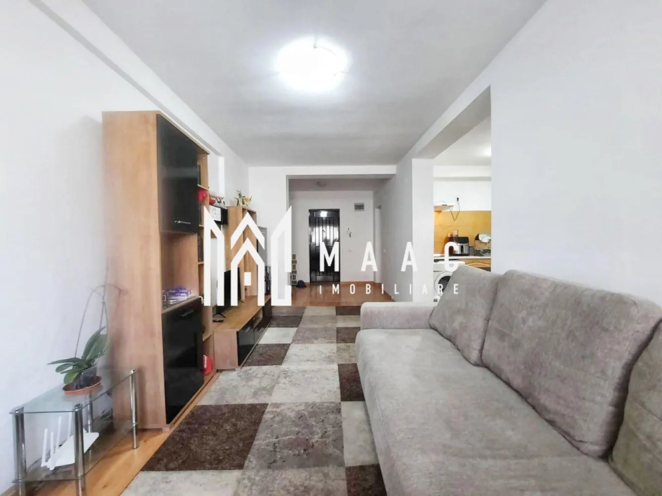 Apartament 2 camere | 43 MP | Etaj 3/6 | Lift | Ștefan cel Mare - Maac Imobiliare prezintă spre vânzare un apartament cu 2 camere, ideal pentru un început confortabil sau pentru investiție sigură, situat într-o zonă liniștită, cu acces rapid către punctele de interes ale orașului.

Detalii imobil:
Suprafață utilă: 43 mp
Compartimentare: bucătărie separată
Etaj: 3 din 6
Bloc izolat termic, prevăzut cu lift
Centrală termică de bloc

Dotări și beneficii:
Se vinde complet mobilat și utilat, conform fotografiilor
Mașină de spălat rufe
Cuptor electric și frigider
Baie complet utilată
Ușă metalică la intrare
Interfon
Predare la cheie – disponibil imediat

Avantaje locație:
Zonă liniștită și bine conectată
Stație de autobuz chiar în fața blocului
Magazin (Profi) și sală de fitness (Unic Gym) la parter
Farmacie în apropiere
Parc și loc de joacă pentru copii
Acces rapid către centrul orașului și autostradă
Locuri de parcare disponibile în zonă

Acest apartament se evidențiază prin poziționarea excelentă, accesibilitate și potențial ridicat de închiriere, fiind o alegere ideală atât pentru locuit, cât și pentru investiție.
Pentru mai multe informatii specificati ca ati vazut anuntul cu ID: CP2988204
