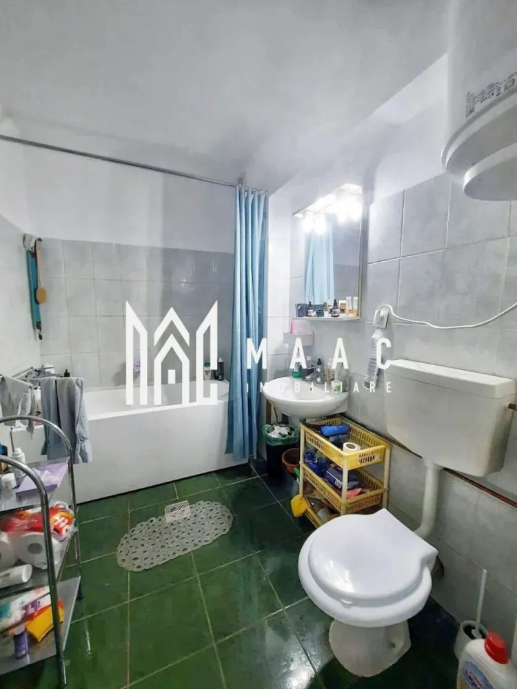 Apartament 2 camere | 43 MP | Etaj 3/6 | Lift | Ștefan cel Mare - Maac Imobiliare prezintă spre vânzare un apartament cu 2 camere, ideal pentru un început confortabil sau pentru investiție sigură, situat într-o zonă liniștită, cu acces rapid către punctele de interes ale orașului.

Detalii imobil:
Suprafață utilă: 43 mp
Compartimentare: bucătărie separată
Etaj: 3 din 6
Bloc izolat termic, prevăzut cu lift
Centrală termică de bloc

Dotări și beneficii:
Se vinde complet mobilat și utilat, conform fotografiilor
Mașină de spălat rufe
Cuptor electric și frigider
Baie complet utilată
Ușă metalică la intrare
Interfon
Predare la cheie – disponibil imediat

Avantaje locație:
Zonă liniștită și bine conectată
Stație de autobuz chiar în fața blocului
Magazin (Profi) și sală de fitness (Unic Gym) la parter
Farmacie în apropiere
Parc și loc de joacă pentru copii
Acces rapid către centrul orașului și autostradă
Locuri de parcare disponibile în zonă

Acest apartament se evidențiază prin poziționarea excelentă, accesibilitate și potențial ridicat de închiriere, fiind o alegere ideală atât pentru locuit, cât și pentru investiție.
Pentru mai multe informatii specificati ca ati vazut anuntul cu ID: CP2988204