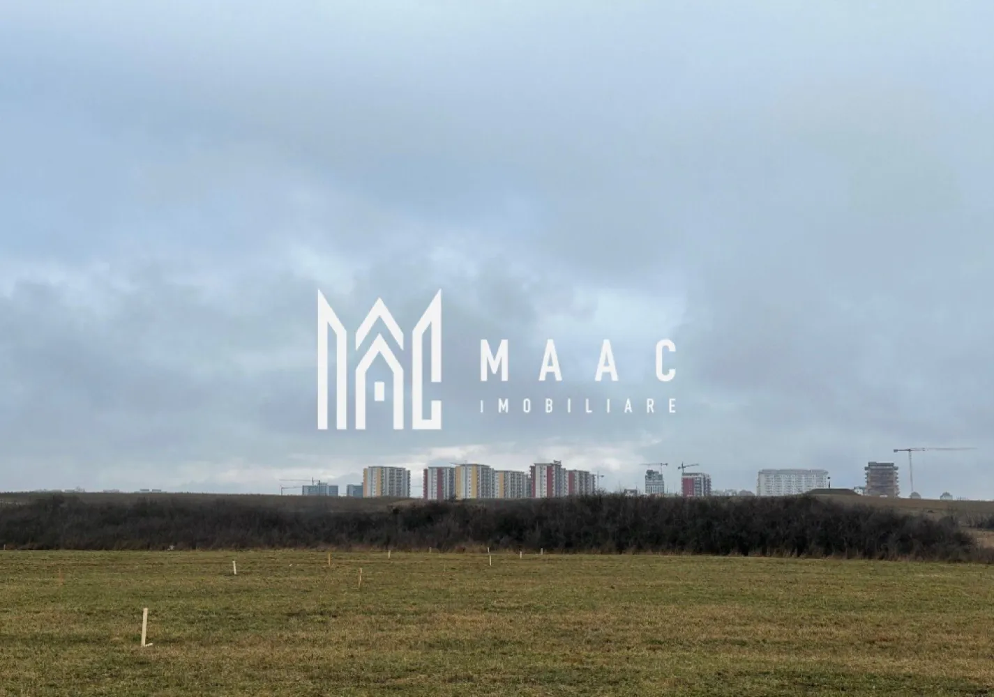 Teren | Extravilan | Oportunitate Investiție | 980 MP | Șelimbăr - MAAC Imobiliare vă propune spre vânzare două parcele de teren extravilan, situate într-o zonă cu potențial ridicat din Șelimbăr, în proximitatea Troiței. 

Caracteristici principale:

Suprafață teren: 980 mp

Front stradal: 28 ml (2 fronturi stradale,14 ml fiecare)

Configurație parcelă: Fiecare parcela are o suprafață de 490 mp.

Cotă de drum: Din suprafața fiecărei parcele, 90 mp sunt alocați drumului de acces.

Localizare: Zona Troiței, Șelimbăr

Utilități: Posibilitate de racordare (apă, canalizare, curent, gaz) din zona Mecatronics

Se vinde exclusiv ca întreg.

Pentru detalii suplimentare sau programarea unei vizionari, contactați-ne și specificați codul de identificare al proprietății ID: CP3031532.