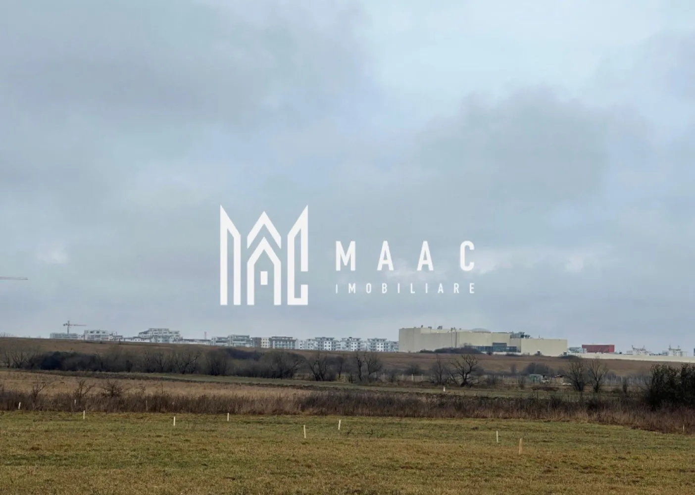 Teren | Extravilan | Oportunitate Investiție | 980 MP | Șelimbăr - MAAC Imobiliare vă propune spre vânzare două parcele de teren extravilan, situate într-o zonă cu potențial ridicat din Șelimbăr, în proximitatea Troiței. 

Caracteristici principale:

Suprafață teren: 980 mp

Front stradal: 28 ml (2 fronturi stradale,14 ml fiecare)

Configurație parcelă: Fiecare parcela are o suprafață de 490 mp.

Cotă de drum: Din suprafața fiecărei parcele, 90 mp sunt alocați drumului de acces.

Localizare: Zona Troiței, Șelimbăr

Utilități: Posibilitate de racordare (apă, canalizare, curent, gaz) din zona Mecatronics

Se vinde exclusiv ca întreg.

Pentru detalii suplimentare sau programarea unei vizionari, contactați-ne și specificați codul de identificare al proprietății ID: CP3031532.