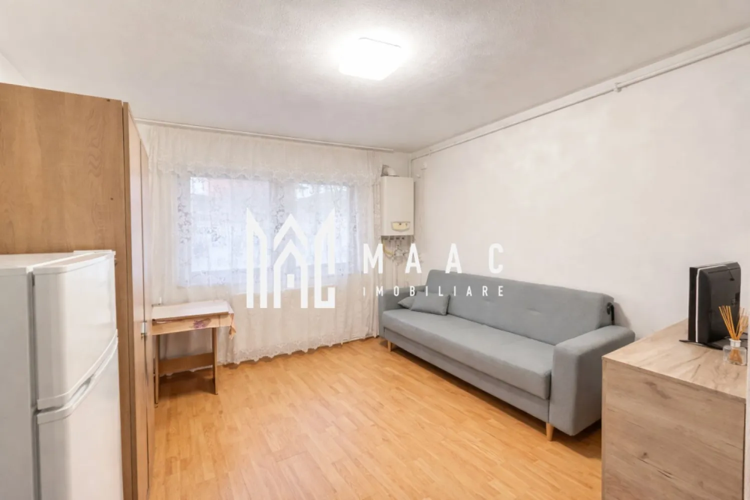 Garsonieră de închiriat I Mobilată I Parter I Centrală Proprie - MAAC Imobiliare vă propune spre închiriere o garsonieră practică, curată și bine întreținută, situată la parter, ideală pentru o persoană sau un cuplu. Locuința are o suprafață de aproximativ 18 mp și este compartimentată eficient, astfel încât să ofere un spațiu confortabil și funcțional. Garsoniera este complet mobilată și utilată, fiind disponibilă pentru mutare imediată. Zona de living/dormitor este amenajată cu canapea, comodă cu televizor și dulap generos pentru depozitare. Bucătăria este dotată cu chiuvetă, frigider și mașină de spălat, oferind toate facilitățile necesare. Baia este proprie și dispune de duș, chiuvetă și toaletă. Un avantaj important îl reprezintă centrala termică proprie, care asigură confort termic și un control eficient al costurilor. Caracteristici principale: Parter Suprafață utilă: 18 mp Complet mobilată și utilată Centrală termică proprie Baie proprie Pentru mai multe informații sau pentru programarea unei vizionări, vă rugăm să ne contactați și să menționați ID: CP3034717.