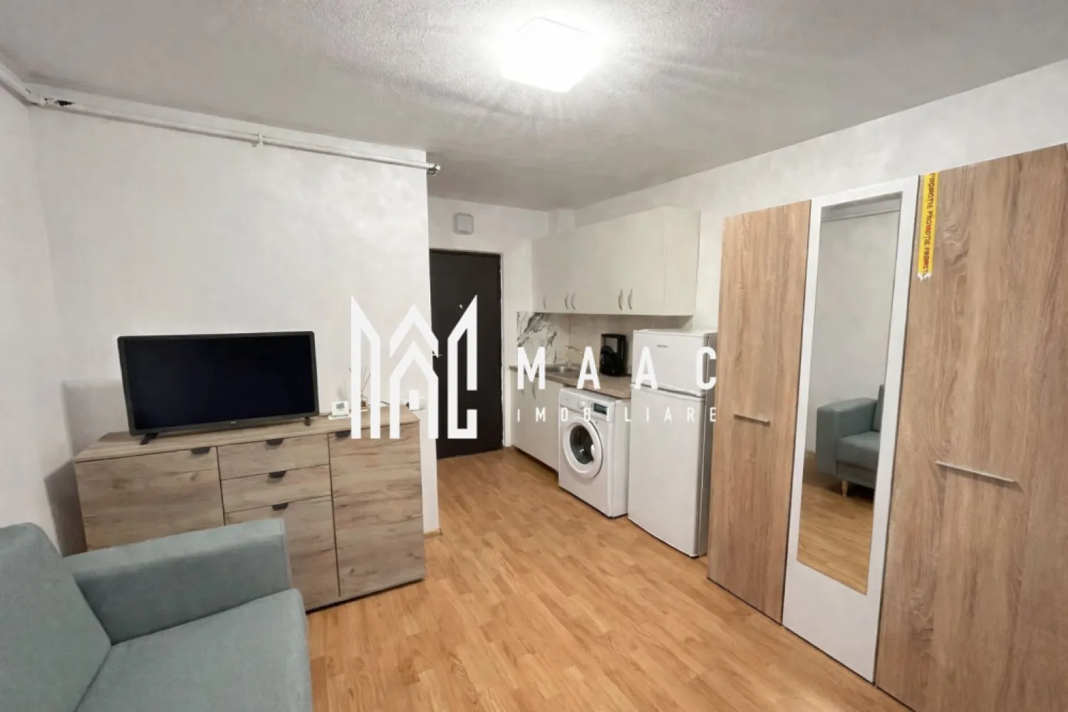 Garsonieră de închiriat I Mobilată I Parter I Centrală Proprie - MAAC Imobiliare vă propune spre închiriere o garsonieră practică, curată și bine întreținută, situată la parter, ideală pentru o persoană sau un cuplu. Locuința are o suprafață de aproximativ 18 mp și este compartimentată eficient, astfel încât să ofere un spațiu confortabil și funcțional. Garsoniera este complet mobilată și utilată, fiind disponibilă pentru mutare imediată. Zona de living/dormitor este amenajată cu canapea, comodă cu televizor și dulap generos pentru depozitare. Bucătăria este dotată cu chiuvetă, frigider și mașină de spălat, oferind toate facilitățile necesare. Baia este proprie și dispune de duș, chiuvetă și toaletă. Un avantaj important îl reprezintă centrala termică proprie, care asigură confort termic și un control eficient al costurilor. Caracteristici principale: Parter Suprafață utilă: 18 mp Complet mobilată și utilată Centrală termică proprie Baie proprie Pentru mai multe informații sau pentru programarea unei vizionări, vă rugăm să ne contactați și să menționați ID: CP3034717.
