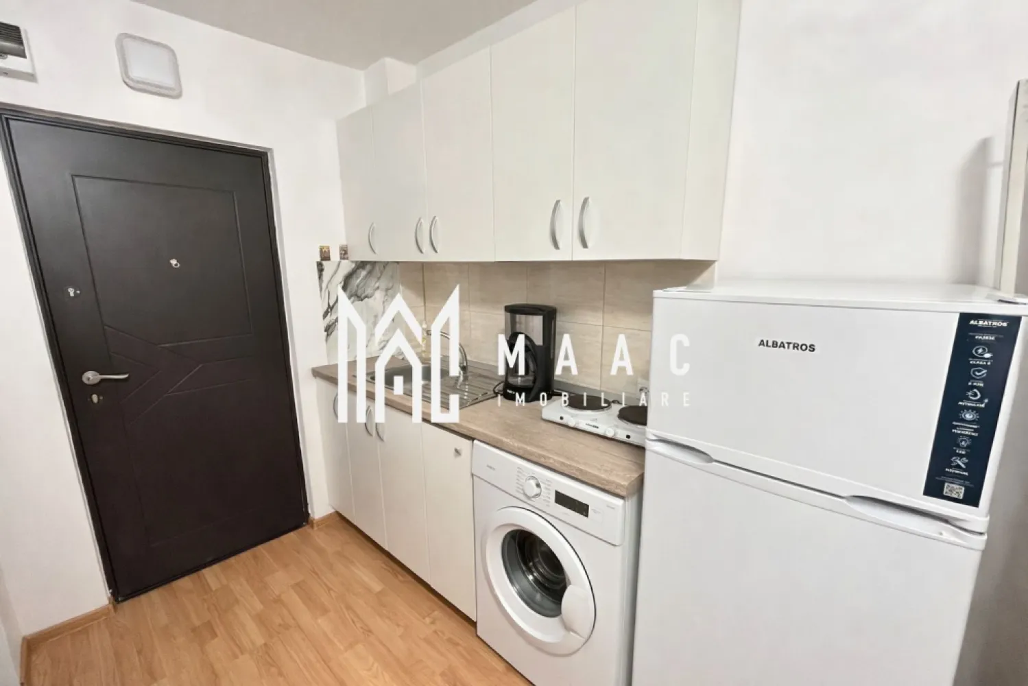 Garsonieră de închiriat I Mobilată I Parter I Centrală Proprie - MAAC Imobiliare vă propune spre închiriere o garsonieră practică, curată și bine întreținută, situată la parter, ideală pentru o persoană sau un cuplu. Locuința are o suprafață de aproximativ 18 mp și este compartimentată eficient, astfel încât să ofere un spațiu confortabil și funcțional. Garsoniera este complet mobilată și utilată, fiind disponibilă pentru mutare imediată. Zona de living/dormitor este amenajată cu canapea, comodă cu televizor și dulap generos pentru depozitare. Bucătăria este dotată cu chiuvetă, frigider și mașină de spălat, oferind toate facilitățile necesare. Baia este proprie și dispune de duș, chiuvetă și toaletă. Un avantaj important îl reprezintă centrala termică proprie, care asigură confort termic și un control eficient al costurilor. Caracteristici principale: Parter Suprafață utilă: 18 mp Complet mobilată și utilată Centrală termică proprie Baie proprie Pentru mai multe informații sau pentru programarea unei vizionări, vă rugăm să ne contactați și să menționați ID: CP3034717.