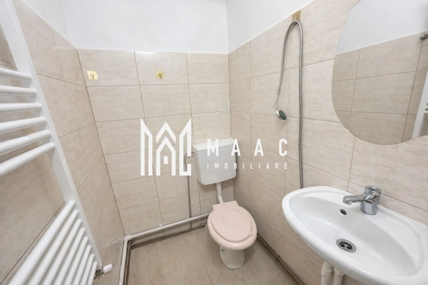 Garsonieră de închiriat I Mobilată I Parter I Centrală Proprie - MAAC Imobiliare vă propune spre închiriere o garsonieră practică, curată și bine întreținută, situată la parter, ideală pentru o persoană sau un cuplu. Locuința are o suprafață de aproximativ 18 mp și este compartimentată eficient, astfel încât să ofere un spațiu confortabil și funcțional. Garsoniera este complet mobilată și utilată, fiind disponibilă pentru mutare imediată. Zona de living/dormitor este amenajată cu canapea, comodă cu televizor și dulap generos pentru depozitare. Bucătăria este dotată cu chiuvetă, frigider și mașină de spălat, oferind toate facilitățile necesare. Baia este proprie și dispune de duș, chiuvetă și toaletă. Un avantaj important îl reprezintă centrala termică proprie, care asigură confort termic și un control eficient al costurilor. Caracteristici principale: Parter Suprafață utilă: 18 mp Complet mobilată și utilată Centrală termică proprie Baie proprie Pentru mai multe informații sau pentru programarea unei vizionări, vă rugăm să ne contactați și să menționați ID: CP3034717.