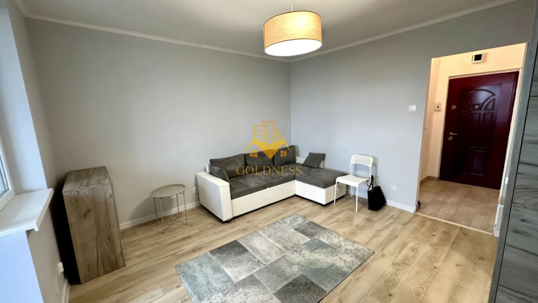 1 camera, Manastur, Minerva, Gr. Alexandrescu, UMF, USAMV, MC, Flora - GOLDNESS Imobiliare vă propune spre închiriere un apartament cu 1 camere complet mobilat și utilat, la etajul 8 într-un imobil de 10 etaje, în Cartierul Manastur.
Se află în apropierea stațiilor de transport în comun, magazine, restaurante, spații verzi, farmacii, etc. 

Apartamentul este compartimentat astfel:
 - camera cu canapea extensibilă, dressing, noptiere
 - bucătărie complet utilată și mobilată, loc de servit masa 
 - baie cu cada, calorifer port prosop și dulap pentru depozitare.
 - balcon 2mp.

Imobilul este dotat cu toate cele necesare- termoficare, frigider, aragaz, hotă, mașină de spălat haine, etc. 

Dacă sunteți interesați de acest apartament și doriți să îl vizionați, dar și pentru alte oferte nu ezitați să ne contactați telefonic sau prin e-mail. Vă stăm la dispoziție!
Pentru intermediere se percepe un comision de 50% din prețul chiriei!