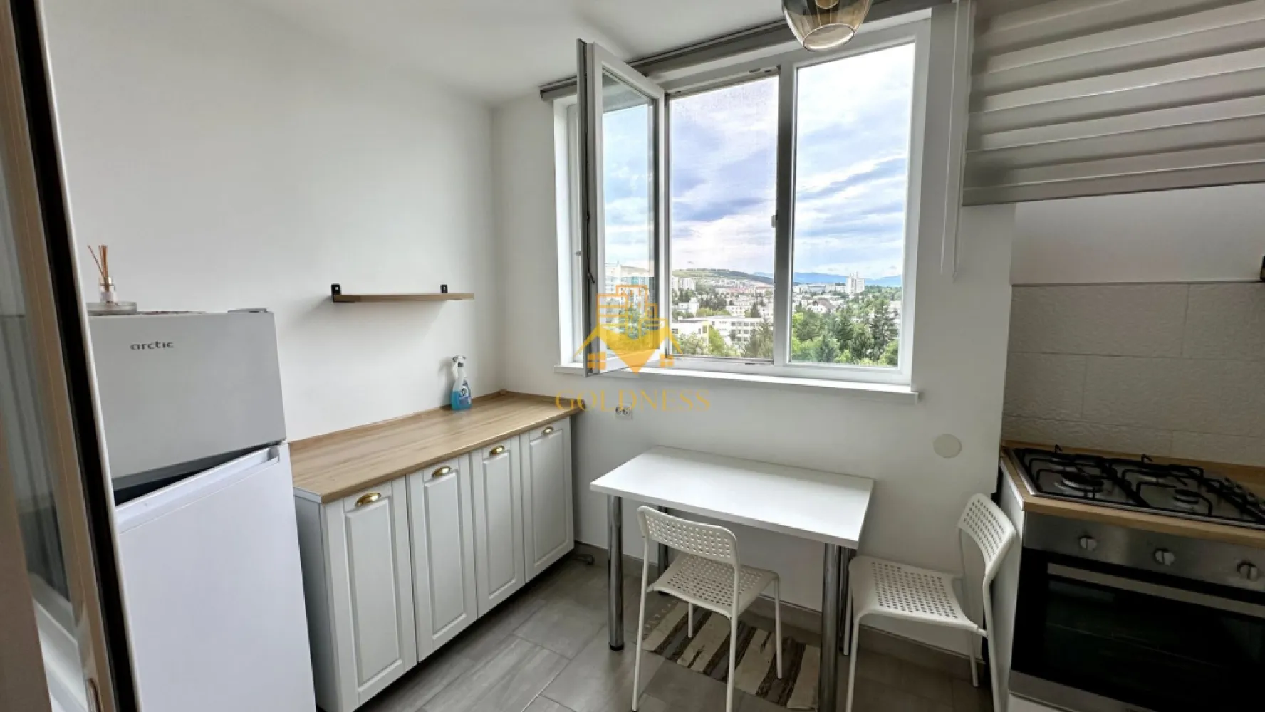 1 camera, Manastur, Minerva, Gr. Alexandrescu, UMF, USAMV, MC, Flora - GOLDNESS Imobiliare vă propune spre închiriere un apartament cu 1 camere complet mobilat și utilat, la etajul 8 într-un imobil de 10 etaje, în Cartierul Manastur.
Se află în apropierea stațiilor de transport în comun, magazine, restaurante, spații verzi, farmacii, etc. 

Apartamentul este compartimentat astfel:
 - camera cu canapea extensibilă, dressing, noptiere
 - bucătărie complet utilată și mobilată, loc de servit masa 
 - baie cu cada, calorifer port prosop și dulap pentru depozitare.
 - balcon 2mp.

Imobilul este dotat cu toate cele necesare- termoficare, frigider, aragaz, hotă, mașină de spălat haine, etc. 

Dacă sunteți interesați de acest apartament și doriți să îl vizionați, dar și pentru alte oferte nu ezitați să ne contactați telefonic sau prin e-mail. Vă stăm la dispoziție!
Pentru intermediere se percepe un comision de 50% din prețul chiriei!
