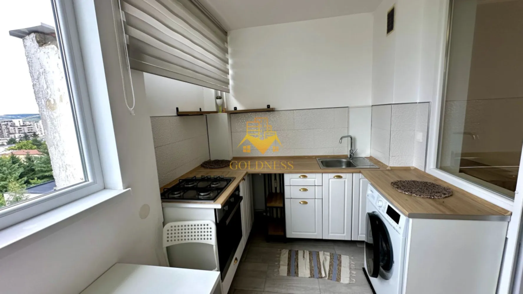 1 camera, Manastur, Minerva, Gr. Alexandrescu, UMF, USAMV, MC, Flora - GOLDNESS Imobiliare vă propune spre închiriere un apartament cu 1 camere complet mobilat și utilat, la etajul 8 într-un imobil de 10 etaje, în Cartierul Manastur.
Se află în apropierea stațiilor de transport în comun, magazine, restaurante, spații verzi, farmacii, etc. 

Apartamentul este compartimentat astfel:
 - camera cu canapea extensibilă, dressing, noptiere
 - bucătărie complet utilată și mobilată, loc de servit masa 
 - baie cu cada, calorifer port prosop și dulap pentru depozitare.
 - balcon 2mp.

Imobilul este dotat cu toate cele necesare- termoficare, frigider, aragaz, hotă, mașină de spălat haine, etc. 

Dacă sunteți interesați de acest apartament și doriți să îl vizionați, dar și pentru alte oferte nu ezitați să ne contactați telefonic sau prin e-mail. Vă stăm la dispoziție!
Pentru intermediere se percepe un comision de 50% din prețul chiriei!