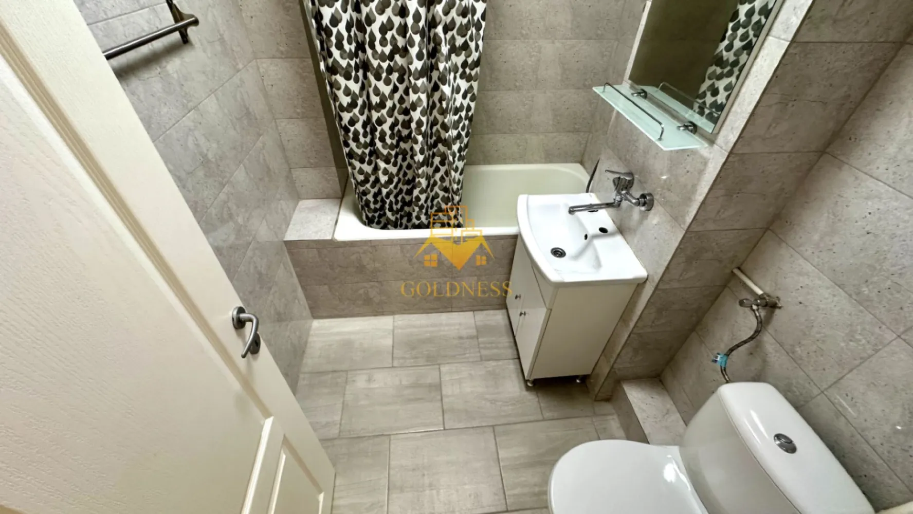 1 camera, Manastur, Minerva, Gr. Alexandrescu, UMF, USAMV, MC, Flora - GOLDNESS Imobiliare vă propune spre închiriere un apartament cu 1 camere complet mobilat și utilat, la etajul 8 într-un imobil de 10 etaje, în Cartierul Manastur.
Se află în apropierea stațiilor de transport în comun, magazine, restaurante, spații verzi, farmacii, etc. 

Apartamentul este compartimentat astfel:
 - camera cu canapea extensibilă, dressing, noptiere
 - bucătărie complet utilată și mobilată, loc de servit masa 
 - baie cu cada, calorifer port prosop și dulap pentru depozitare.
 - balcon 2mp.

Imobilul este dotat cu toate cele necesare- termoficare, frigider, aragaz, hotă, mașină de spălat haine, etc. 

Dacă sunteți interesați de acest apartament și doriți să îl vizionați, dar și pentru alte oferte nu ezitați să ne contactați telefonic sau prin e-mail. Vă stăm la dispoziție!
Pentru intermediere se percepe un comision de 50% din prețul chiriei!