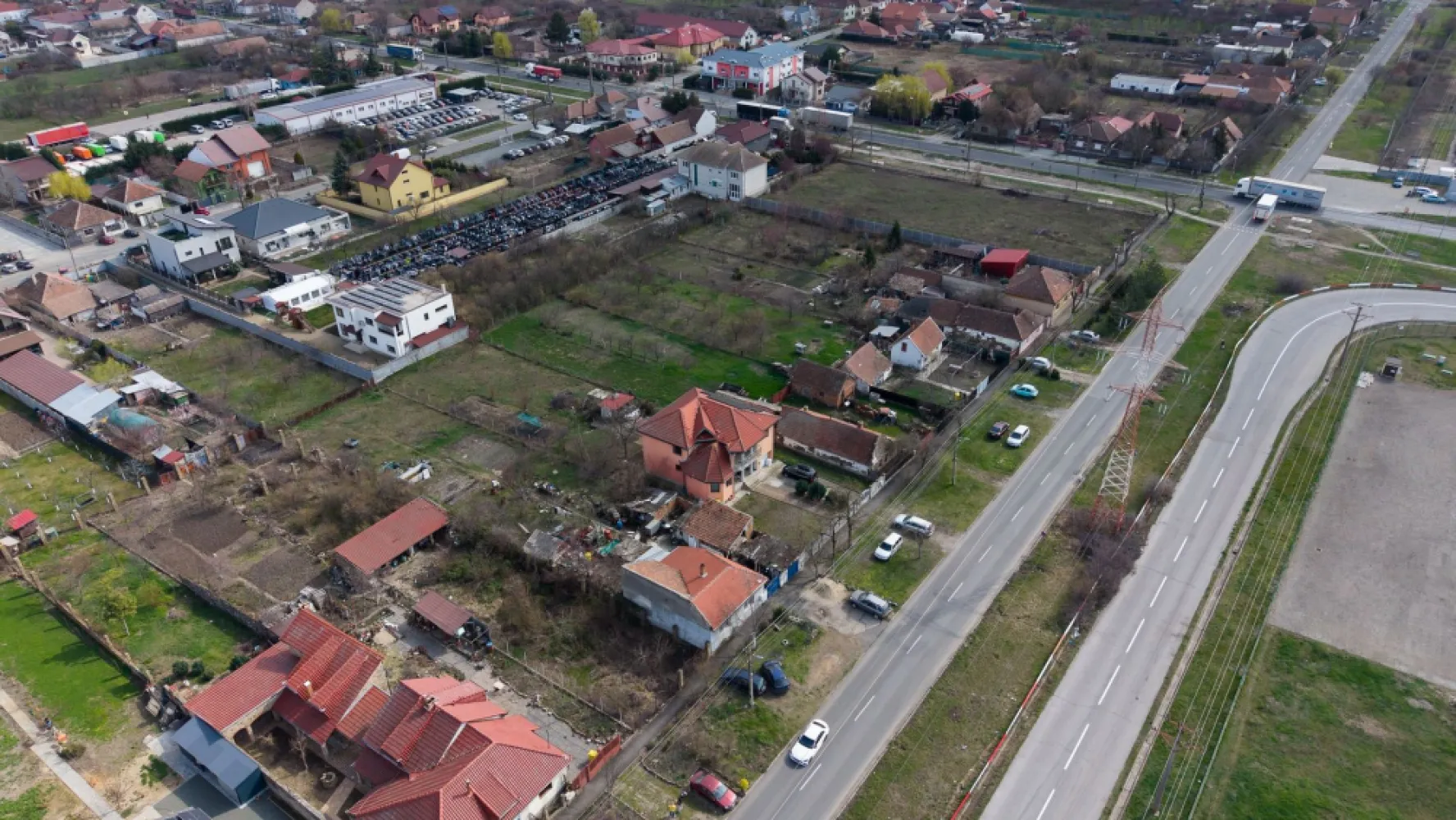 Teren 860 mp în Gai - Teren 860 mp în Gai

Property Lab îți propune un teren intravilan cu o suprafață de 860 mp. 
Proprietatea este potrivită pentru construcția unei case, sau a unei hale industriale în urma obținerii PUZului necesar.
Strada de acces este asfaltată și iluminată, iar toate utilitățile sunt în fața proprietății.

Dacă iți dorești o vizionare sau mai multe informații, nu ezita să mă contactezi! 

Almira Boboc - Consultant Imobiliar PropertyLab 
Telefon: 0745 06 93 93
Email: almira.boboc@propertylab.ro

Cod Proprietate 2894389