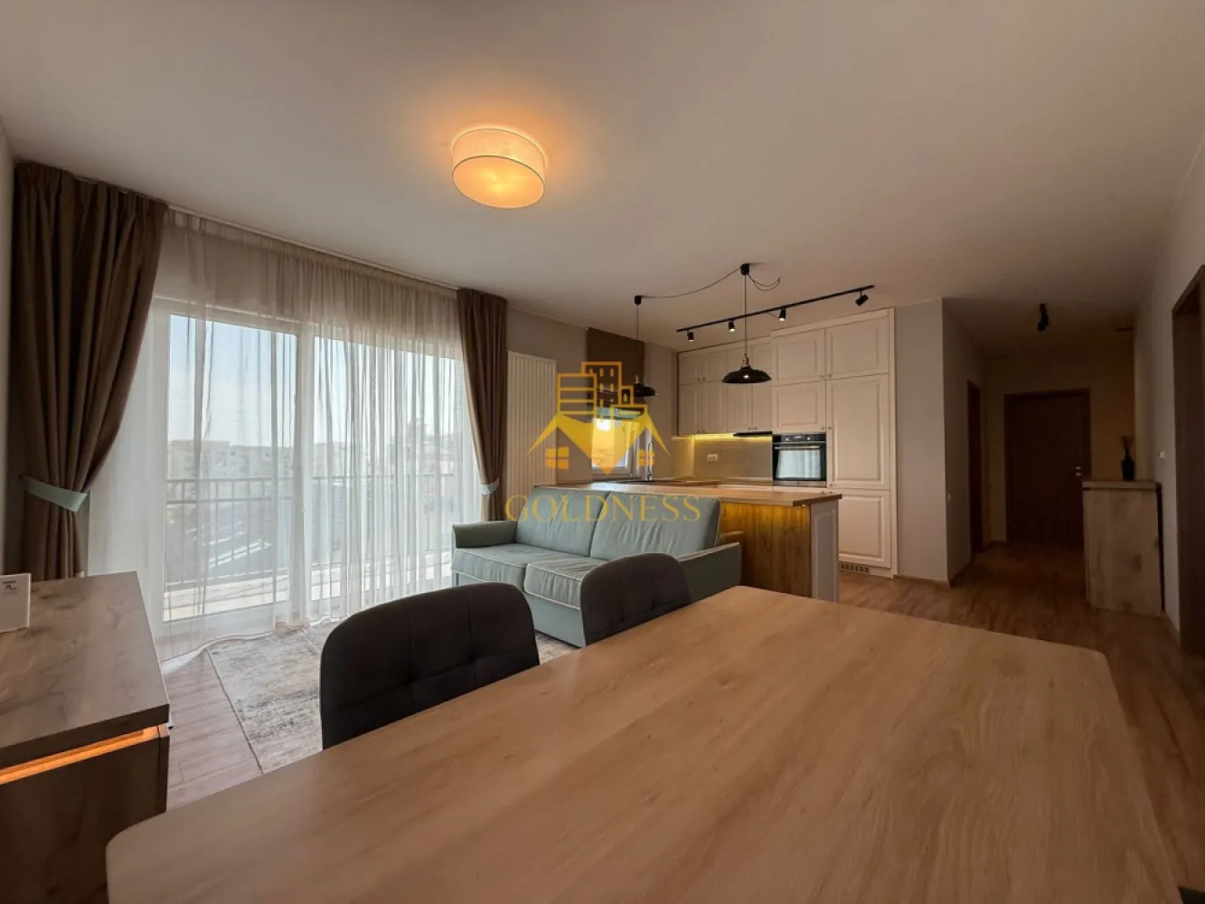 3 camere, garaj, bloc nou, Buna Ziua Bonjour Residence,Zona Liceul ELF - GOLDNESS Imobiliare vă propune spre închiriere un apartament cu 3 camere complet mobilat și utilat, la etajul 4 într-un imobil de 6 etaje, în Cartierul Buna Ziua.
Se poate inchiria parcare subterana cu 50 euro!
Se află în apropierea stațiilor de transport în comun, magazine, restaurante, spații verzi, farmacii, etc. 

Apartamentul este compartimentat astfel:
 - dormitor cu pat matrimonial, dressing, noptiere
 - al 2 lea dormitor se mobileaza la cerere
 - living cu bucatarie open space complet utilată și mobilată, canapea extensibilă, loc de servit masa 
 - baie cu cada, calorifer port prosop și dulap pentru depozitare.
 - baie de serviciu
 - terasa de 16 mp.

Imobilul este dotat cu toate cele necesare- centrală proprie, frigider, aragaz, hotă, mașină de spălat haine, etc. 

Dacă sunteți interesați de acest apartament și doriți să îl vizionați, dar și pentru alte oferte nu ezitați să ne contactați telefonic sau prin e-mail. Vă stăm la dispoziție!

Pentru intermediere se percepe un comision de 50% din prețul chiriei!