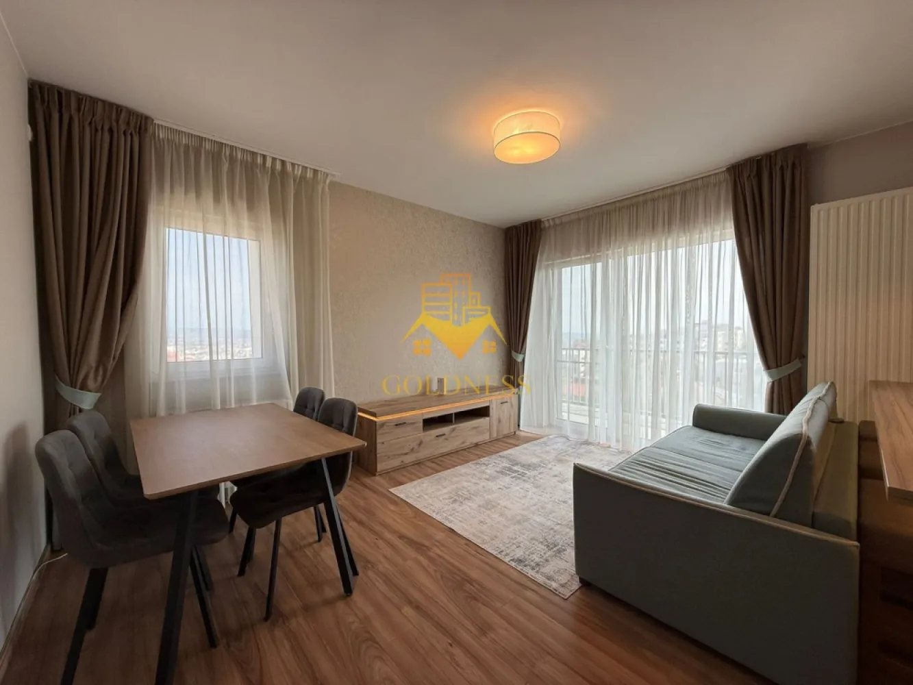3 camere, garaj, bloc nou, Buna Ziua Bonjour Residence,Zona Liceul ELF - GOLDNESS Imobiliare vă propune spre închiriere un apartament cu 3 camere complet mobilat și utilat, la etajul 4 într-un imobil de 6 etaje, în Cartierul Buna Ziua.
Se poate inchiria parcare subterana cu 50 euro!
Se află în apropierea stațiilor de transport în comun, magazine, restaurante, spații verzi, farmacii, etc. 

Apartamentul este compartimentat astfel:
 - dormitor cu pat matrimonial, dressing, noptiere
 - al 2 lea dormitor se mobileaza la cerere
 - living cu bucatarie open space complet utilată și mobilată, canapea extensibilă, loc de servit masa 
 - baie cu cada, calorifer port prosop și dulap pentru depozitare.
 - baie de serviciu
 - terasa de 16 mp.

Imobilul este dotat cu toate cele necesare- centrală proprie, frigider, aragaz, hotă, mașină de spălat haine, etc. 

Dacă sunteți interesați de acest apartament și doriți să îl vizionați, dar și pentru alte oferte nu ezitați să ne contactați telefonic sau prin e-mail. Vă stăm la dispoziție!

Pentru intermediere se percepe un comision de 50% din prețul chiriei!