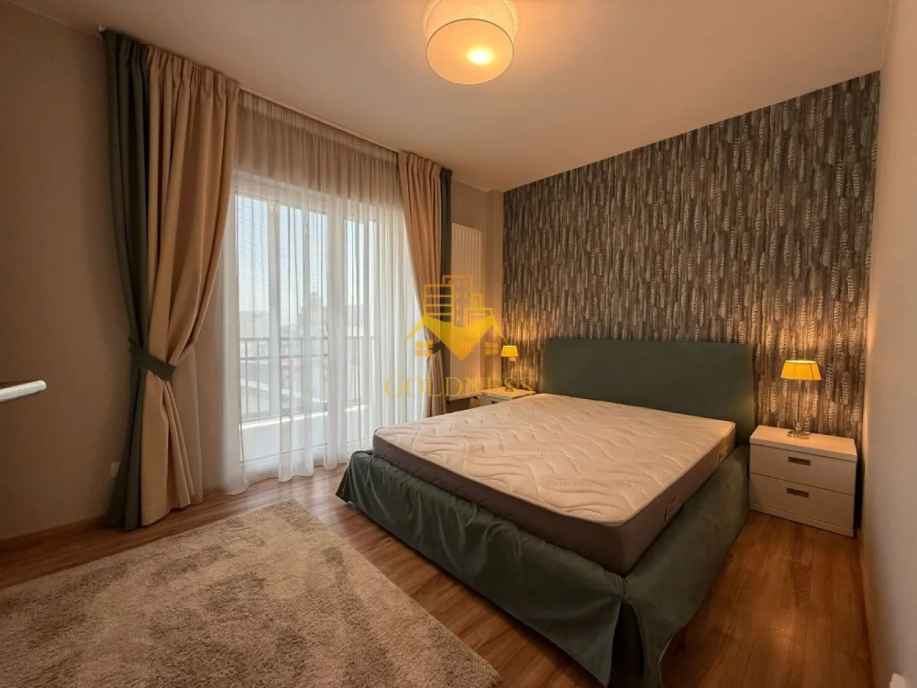 3 camere, garaj, bloc nou, Buna Ziua Bonjour Residence,Zona Liceul ELF - GOLDNESS Imobiliare vă propune spre închiriere un apartament cu 3 camere complet mobilat și utilat, la etajul 4 într-un imobil de 6 etaje, în Cartierul Buna Ziua.
Se poate inchiria parcare subterana cu 50 euro!
Se află în apropierea stațiilor de transport în comun, magazine, restaurante, spații verzi, farmacii, etc. 

Apartamentul este compartimentat astfel:
 - dormitor cu pat matrimonial, dressing, noptiere
 - al 2 lea dormitor se mobileaza la cerere
 - living cu bucatarie open space complet utilată și mobilată, canapea extensibilă, loc de servit masa 
 - baie cu cada, calorifer port prosop și dulap pentru depozitare.
 - baie de serviciu
 - terasa de 16 mp.

Imobilul este dotat cu toate cele necesare- centrală proprie, frigider, aragaz, hotă, mașină de spălat haine, etc. 

Dacă sunteți interesați de acest apartament și doriți să îl vizionați, dar și pentru alte oferte nu ezitați să ne contactați telefonic sau prin e-mail. Vă stăm la dispoziție!

Pentru intermediere se percepe un comision de 50% din prețul chiriei!