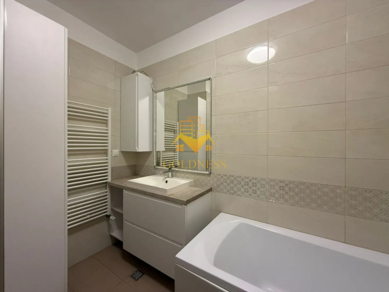3 camere, garaj, bloc nou, Buna Ziua Bonjour Residence,Zona Liceul ELF - GOLDNESS Imobiliare vă propune spre închiriere un apartament cu 3 camere complet mobilat și utilat, la etajul 4 într-un imobil de 6 etaje, în Cartierul Buna Ziua.
Se poate inchiria parcare subterana cu 50 euro!
Se află în apropierea stațiilor de transport în comun, magazine, restaurante, spații verzi, farmacii, etc. 

Apartamentul este compartimentat astfel:
 - dormitor cu pat matrimonial, dressing, noptiere
 - al 2 lea dormitor se mobileaza la cerere
 - living cu bucatarie open space complet utilată și mobilată, canapea extensibilă, loc de servit masa 
 - baie cu cada, calorifer port prosop și dulap pentru depozitare.
 - baie de serviciu
 - terasa de 16 mp.

Imobilul este dotat cu toate cele necesare- centrală proprie, frigider, aragaz, hotă, mașină de spălat haine, etc. 

Dacă sunteți interesați de acest apartament și doriți să îl vizionați, dar și pentru alte oferte nu ezitați să ne contactați telefonic sau prin e-mail. Vă stăm la dispoziție!

Pentru intermediere se percepe un comision de 50% din prețul chiriei!