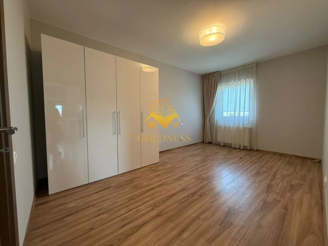 3 camere, garaj, bloc nou, Buna Ziua Bonjour Residence,Zona Liceul ELF - GOLDNESS Imobiliare vă propune spre închiriere un apartament cu 3 camere complet mobilat și utilat, la etajul 4 într-un imobil de 6 etaje, în Cartierul Buna Ziua.
Se poate inchiria parcare subterana cu 50 euro!
Se află în apropierea stațiilor de transport în comun, magazine, restaurante, spații verzi, farmacii, etc. 

Apartamentul este compartimentat astfel:
 - dormitor cu pat matrimonial, dressing, noptiere
 - al 2 lea dormitor se mobileaza la cerere
 - living cu bucatarie open space complet utilată și mobilată, canapea extensibilă, loc de servit masa 
 - baie cu cada, calorifer port prosop și dulap pentru depozitare.
 - baie de serviciu
 - terasa de 16 mp.

Imobilul este dotat cu toate cele necesare- centrală proprie, frigider, aragaz, hotă, mașină de spălat haine, etc. 

Dacă sunteți interesați de acest apartament și doriți să îl vizionați, dar și pentru alte oferte nu ezitați să ne contactați telefonic sau prin e-mail. Vă stăm la dispoziție!

Pentru intermediere se percepe un comision de 50% din prețul chiriei!