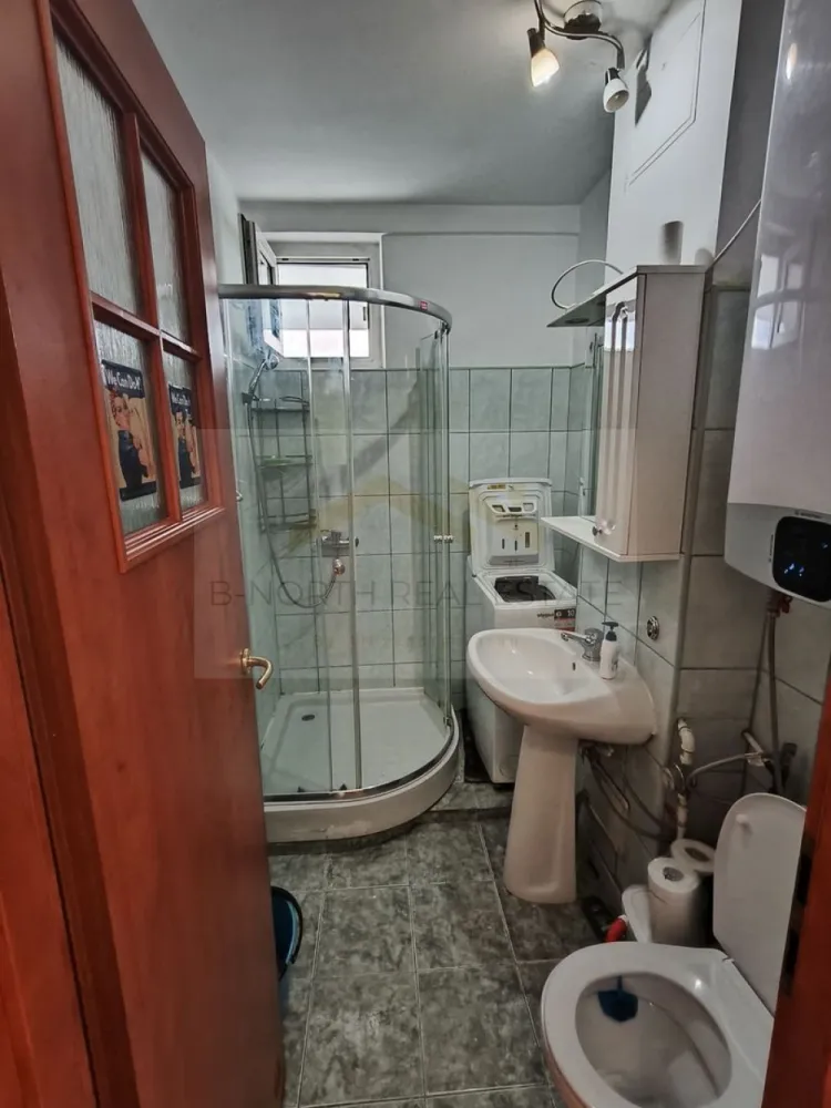 Apartament 2 camere de închiriat | Tineretului | Vizavi de Parcul Tineretului - B-North Real Estate vă propune spre închiriere un apartament cu 2 camere, situat pe Bulevardul Tineretului nr. 23, chiar vizavi de Parcul Tineretului. Poziționat într-o zonă excelentă, la doar 5 minute de stația de metrou Tineretului, apartamentul este ideal pentru un cuplu sau o persoană care își dorește confort, liniște și acces rapid către centrul orașului.

Caracteristici principale:

Apartament cu 2 camere
Compartimentare semidecomandată
Suprafață utilă: 53 mp
Etaj 7
Bloc reabilitat termic

Dotări și beneficii:

Complet mobilat și utilat
Bucătărie complet echipată
Boiler Smart cu funcții inteligente pentru optimizarea consumului și asigurarea permanentă a apei calde
Apartament curat și bine întreținut
Pregătit pentru mutare imediată

Avantaje locație:

Bulevardul Tineretului nr. 23
Vizavi de Parcul Tineretului
Aproximativ 5 minute de mers pe jos până la stația de metrou Tineretului
Acces rapid către mijloace de transport în comun
În apropiere de magazine, restaurante, cafenele, farmacii și alte puncte de interes

Preț și condiții:

Chirie: 550 euro/lună

Pentru detalii suplimentare și programarea unei vizionări, contactați B-North Real Estate.