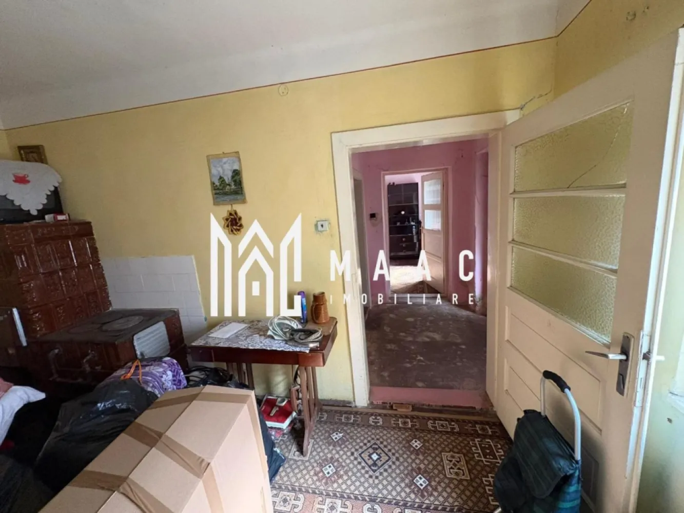 Casă individuală | 3 camere | Curte mare | Zonă liniștită | Gusterita - MAAC Imobiliare va propune spre vanzare o casă individuală situată în cartierul Gușterița din Sibiu, într-o zonă liniștită, cu acces direct din stradă, ideală atât pentru locuit, cât și pentru investiție.

Proprietatea este casă pe un singur nivel (parter), de tip vagon, foarte bine compartimentată, construită solid din cărămidă, cu fundație din beton, oferind durabilitate și multiple posibilități de amenajare sau modernizare.

Casa dispune de o suprafață utilă de 100 mp, o suprafață construită de 131 mp și este amplasată pe un teren de 320 mp, cu curte proprie ce poate fi amenajată după preferințe — spațiu verde, zonă de relaxare, foișor sau loc de joacă.

Compartimentare
3 camere
bucătărie
baie
holuri
pivniță
garaj

Avantaje și beneficii
construcție solidă din cărămidă
fundație din beton
casă individuală
curte proprie
acces auto și direct din stradă
zonă liniștită și bine conectată
garaj inclus
pivniță generoasă pentru depozitare
ideală pentru familie sau investiție
posibilitate de personalizare și modernizare

Poziționarea în zona Gușterița oferă un echilibru excelent între liniștea rezidențială și accesul rapid către oraș, magazine, școli și principalele puncte de interes din Sibiu.

O proprietate cu potențial excelent, perfectă pentru cei care își doresc o casă individuală cu teren propriu într-o zonă apreciată a orașului.
Pentru mai multe detalii și programarea unei vizionări, vă rugăm să ne contactați telefonic și să menționați CP3005147.