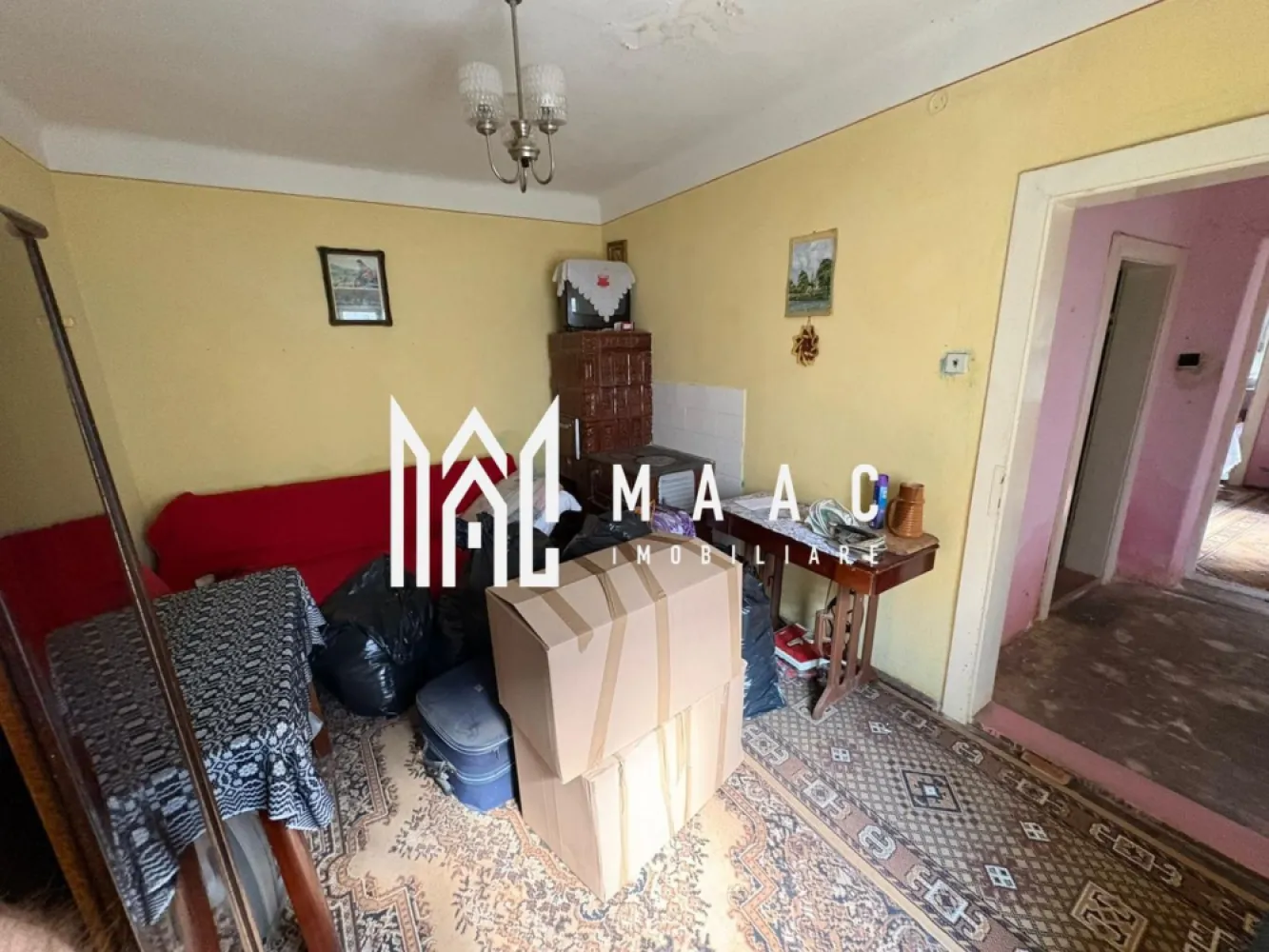 Casă individuală | 3 camere | Curte mare | Zonă liniștită | Gusterita - MAAC Imobiliare va propune spre vanzare o casă individuală situată în cartierul Gușterița din Sibiu, într-o zonă liniștită, cu acces direct din stradă, ideală atât pentru locuit, cât și pentru investiție.

Proprietatea este casă pe un singur nivel (parter), de tip vagon, foarte bine compartimentată, construită solid din cărămidă, cu fundație din beton, oferind durabilitate și multiple posibilități de amenajare sau modernizare.

Casa dispune de o suprafață utilă de 100 mp, o suprafață construită de 131 mp și este amplasată pe un teren de 320 mp, cu curte proprie ce poate fi amenajată după preferințe — spațiu verde, zonă de relaxare, foișor sau loc de joacă.

Compartimentare
3 camere
bucătărie
baie
holuri
pivniță
garaj

Avantaje și beneficii
construcție solidă din cărămidă
fundație din beton
casă individuală
curte proprie
acces auto și direct din stradă
zonă liniștită și bine conectată
garaj inclus
pivniță generoasă pentru depozitare
ideală pentru familie sau investiție
posibilitate de personalizare și modernizare

Poziționarea în zona Gușterița oferă un echilibru excelent între liniștea rezidențială și accesul rapid către oraș, magazine, școli și principalele puncte de interes din Sibiu.

O proprietate cu potențial excelent, perfectă pentru cei care își doresc o casă individuală cu teren propriu într-o zonă apreciată a orașului.
Pentru mai multe detalii și programarea unei vizionări, vă rugăm să ne contactați telefonic și să menționați CP3005147.