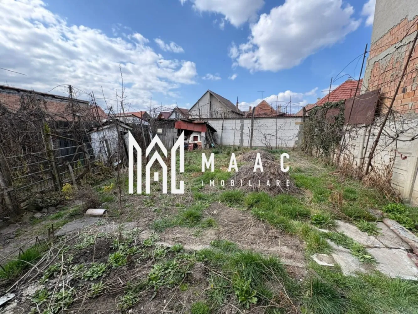 Casă individuală | 3 camere | Curte mare | Zonă liniștită | Gusterita - MAAC Imobiliare va propune spre vanzare o casă individuală situată în cartierul Gușterița din Sibiu, într-o zonă liniștită, cu acces direct din stradă, ideală atât pentru locuit, cât și pentru investiție.

Proprietatea este casă pe un singur nivel (parter), de tip vagon, foarte bine compartimentată, construită solid din cărămidă, cu fundație din beton, oferind durabilitate și multiple posibilități de amenajare sau modernizare.

Casa dispune de o suprafață utilă de 100 mp, o suprafață construită de 131 mp și este amplasată pe un teren de 320 mp, cu curte proprie ce poate fi amenajată după preferințe — spațiu verde, zonă de relaxare, foișor sau loc de joacă.

Compartimentare
3 camere
bucătărie
baie
holuri
pivniță
garaj

Avantaje și beneficii
construcție solidă din cărămidă
fundație din beton
casă individuală
curte proprie
acces auto și direct din stradă
zonă liniștită și bine conectată
garaj inclus
pivniță generoasă pentru depozitare
ideală pentru familie sau investiție
posibilitate de personalizare și modernizare

Poziționarea în zona Gușterița oferă un echilibru excelent între liniștea rezidențială și accesul rapid către oraș, magazine, școli și principalele puncte de interes din Sibiu.

O proprietate cu potențial excelent, perfectă pentru cei care își doresc o casă individuală cu teren propriu într-o zonă apreciată a orașului.
Pentru mai multe detalii și programarea unei vizionări, vă rugăm să ne contactați telefonic și să menționați CP3005147.