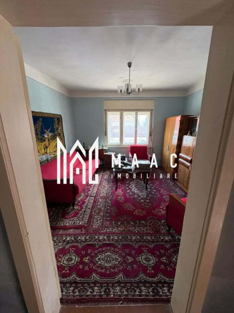 Casă individuală | 3 camere | Curte mare | Zonă liniștită | Gusterita - MAAC Imobiliare va propune spre vanzare o casă individuală situată în cartierul Gușterița din Sibiu, într-o zonă liniștită, cu acces direct din stradă, ideală atât pentru locuit, cât și pentru investiție.

Proprietatea este casă pe un singur nivel (parter), de tip vagon, foarte bine compartimentată, construită solid din cărămidă, cu fundație din beton, oferind durabilitate și multiple posibilități de amenajare sau modernizare.

Casa dispune de o suprafață utilă de 100 mp, o suprafață construită de 131 mp și este amplasată pe un teren de 320 mp, cu curte proprie ce poate fi amenajată după preferințe — spațiu verde, zonă de relaxare, foișor sau loc de joacă.

Compartimentare
3 camere
bucătărie
baie
holuri
pivniță
garaj

Avantaje și beneficii
construcție solidă din cărămidă
fundație din beton
casă individuală
curte proprie
acces auto și direct din stradă
zonă liniștită și bine conectată
garaj inclus
pivniță generoasă pentru depozitare
ideală pentru familie sau investiție
posibilitate de personalizare și modernizare

Poziționarea în zona Gușterița oferă un echilibru excelent între liniștea rezidențială și accesul rapid către oraș, magazine, școli și principalele puncte de interes din Sibiu.

O proprietate cu potențial excelent, perfectă pentru cei care își doresc o casă individuală cu teren propriu într-o zonă apreciată a orașului.
Pentru mai multe detalii și programarea unei vizionări, vă rugăm să ne contactați telefonic și să menționați CP3005147.