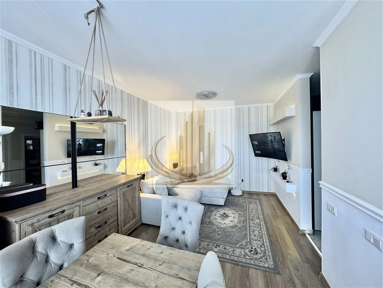 Apartament 2 Camere | Terasă Generoasă 38 mp | 2 Parcări | Dumbrăvița - Descriere:
Grand Mobilis Imobiliare vă propune spre vânzare un apartament deosebit cu 2 camere, situat într-o zonă liniștită și accesibilă din Dumbrăvița, ideal atât pentru locuit, cât și pentru investiție.

Cu o suprafață utilă de 50 mp și o terasă spectaculoasă de 38 mp, această proprietate oferă un echilibru perfect între confort interior și spațiu exterior, fiind ideală pentru relaxare, socializare sau amenajare după propriul stil.

✨ Apartamentul se remarcă printr-un design modern, fiind recent renovat și finisat cu mult bun gust, folosind materiale de calitate, ceea ce creează un ambient elegant și primitor.

📐 Date tehnice:

Suprafață utilă: 50 mp
Terasă: 38 mp
An construcție: 2021
Regim mic de înălțime (imobil cu doar 16 apartamente)

🏠 Compartimentare:

Living open-space cu bucătărie (posibilitate de a inchide bucataria)
Dormitor confortabil
Baie
Hol
Terasă generoasă

✨ Dotări & beneficii:

Încălzire în pardoseală (cu excepția dormitorului – calorifer)
Aer condiționat poziționat strategic pentru răcirea întregului apartament
Se vinde complet mobilat și utilat (cu excepția TV) sau parțial mobilat (bucătărie + baie)
2 locuri de parcare înscrise în CF
Priză pentru încărcare mașină electrică
Costuri de întreținere reduse
Apartament luminos, cu soare pe aproape tot parcursul zilei

📍 Localizare excelentă:
Situat într-o zonă bine conectată, cu acces rapid către puncte de interes majore: magazine, farmacii și supermarket la parterul blocului, dar și acces facil către Timișoara, Calea Aradului, centură, autostradă și aeroport. În apropiere se regăsesc centre comerciale precum IKEA, Decathlon și Lidl.

💛 De ce să alegi acest apartament?
Pentru terasa generoasă, finisajele de calitate și confortul oferit de un apartament modern, pregătit pentru mutare imediată. Este alegerea ideală pentru un stil de viață relaxat, într-o zonă în continuă dezvoltare.

📞 Pentru mai multe detalii sau pentru programarea unei vizionări, echipa Grand Mobilis Imobiliare vă stă cu drag la dispoziție!
ID Intern: CP3035079