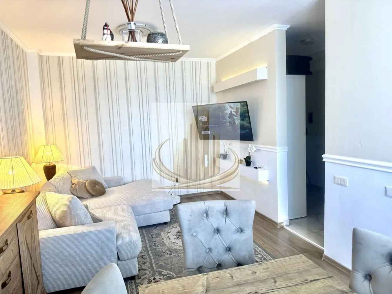 Apartament 2 Camere | Terasă Generoasă 38 mp | 2 Parcări | Dumbrăvița - Descriere:
Grand Mobilis Imobiliare vă propune spre vânzare un apartament deosebit cu 2 camere, situat într-o zonă liniștită și accesibilă din Dumbrăvița, ideal atât pentru locuit, cât și pentru investiție.

Cu o suprafață utilă de 50 mp și o terasă spectaculoasă de 38 mp, această proprietate oferă un echilibru perfect între confort interior și spațiu exterior, fiind ideală pentru relaxare, socializare sau amenajare după propriul stil.

✨ Apartamentul se remarcă printr-un design modern, fiind recent renovat și finisat cu mult bun gust, folosind materiale de calitate, ceea ce creează un ambient elegant și primitor.

📐 Date tehnice:

Suprafață utilă: 50 mp
Terasă: 38 mp
An construcție: 2021
Regim mic de înălțime (imobil cu doar 16 apartamente)

🏠 Compartimentare:

Living open-space cu bucătărie (posibilitate de a inchide bucataria)
Dormitor confortabil
Baie
Hol
Terasă generoasă

✨ Dotări & beneficii:

Încălzire în pardoseală (cu excepția dormitorului – calorifer)
Aer condiționat poziționat strategic pentru răcirea întregului apartament
Se vinde complet mobilat și utilat (cu excepția TV) sau parțial mobilat (bucătărie + baie)
2 locuri de parcare înscrise în CF
Priză pentru încărcare mașină electrică
Costuri de întreținere reduse
Apartament luminos, cu soare pe aproape tot parcursul zilei

📍 Localizare excelentă:
Situat într-o zonă bine conectată, cu acces rapid către puncte de interes majore: magazine, farmacii și supermarket la parterul blocului, dar și acces facil către Timișoara, Calea Aradului, centură, autostradă și aeroport. În apropiere se regăsesc centre comerciale precum IKEA, Decathlon și Lidl.

💛 De ce să alegi acest apartament?
Pentru terasa generoasă, finisajele de calitate și confortul oferit de un apartament modern, pregătit pentru mutare imediată. Este alegerea ideală pentru un stil de viață relaxat, într-o zonă în continuă dezvoltare.

📞 Pentru mai multe detalii sau pentru programarea unei vizionări, echipa Grand Mobilis Imobiliare vă stă cu drag la dispoziție!
ID Intern: CP3035079