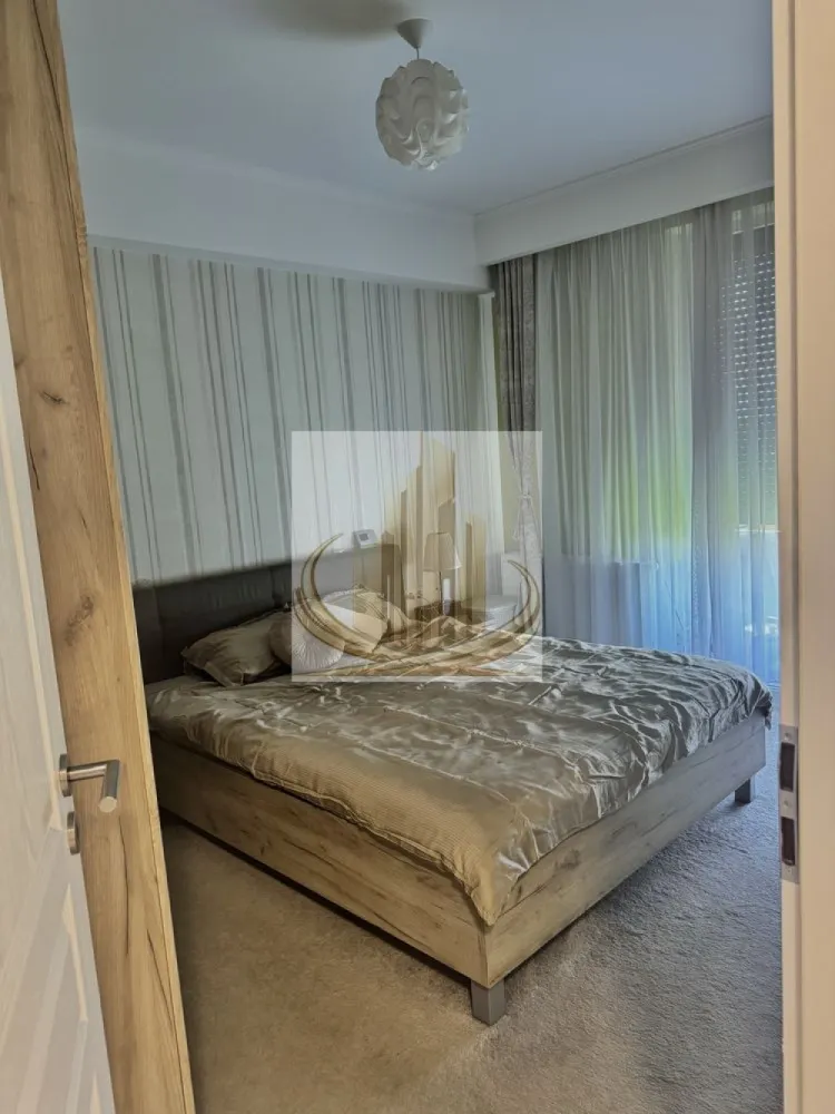Apartament 2 Camere | Terasă Generoasă 38 mp | 2 Parcări | Dumbrăvița - Descriere:
Grand Mobilis Imobiliare vă propune spre vânzare un apartament deosebit cu 2 camere, situat într-o zonă liniștită și accesibilă din Dumbrăvița, ideal atât pentru locuit, cât și pentru investiție.

Cu o suprafață utilă de 50 mp și o terasă spectaculoasă de 38 mp, această proprietate oferă un echilibru perfect între confort interior și spațiu exterior, fiind ideală pentru relaxare, socializare sau amenajare după propriul stil.

✨ Apartamentul se remarcă printr-un design modern, fiind recent renovat și finisat cu mult bun gust, folosind materiale de calitate, ceea ce creează un ambient elegant și primitor.

📐 Date tehnice:

Suprafață utilă: 50 mp
Terasă: 38 mp
An construcție: 2021
Regim mic de înălțime (imobil cu doar 16 apartamente)

🏠 Compartimentare:

Living open-space cu bucătărie (posibilitate de a inchide bucataria)
Dormitor confortabil
Baie
Hol
Terasă generoasă

✨ Dotări & beneficii:

Încălzire în pardoseală (cu excepția dormitorului – calorifer)
Aer condiționat poziționat strategic pentru răcirea întregului apartament
Se vinde complet mobilat și utilat (cu excepția TV) sau parțial mobilat (bucătărie + baie)
2 locuri de parcare înscrise în CF
Priză pentru încărcare mașină electrică
Costuri de întreținere reduse
Apartament luminos, cu soare pe aproape tot parcursul zilei

📍 Localizare excelentă:
Situat într-o zonă bine conectată, cu acces rapid către puncte de interes majore: magazine, farmacii și supermarket la parterul blocului, dar și acces facil către Timișoara, Calea Aradului, centură, autostradă și aeroport. În apropiere se regăsesc centre comerciale precum IKEA, Decathlon și Lidl.

💛 De ce să alegi acest apartament?
Pentru terasa generoasă, finisajele de calitate și confortul oferit de un apartament modern, pregătit pentru mutare imediată. Este alegerea ideală pentru un stil de viață relaxat, într-o zonă în continuă dezvoltare.

📞 Pentru mai multe detalii sau pentru programarea unei vizionări, echipa Grand Mobilis Imobiliare vă stă cu drag la dispoziție!
ID Intern: CP3035079