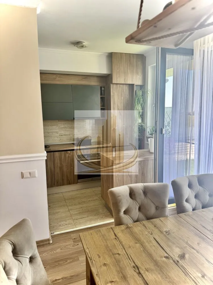 Apartament 2 Camere | Terasă Generoasă 38 mp | 2 Parcări | Dumbrăvița - Descriere:
Grand Mobilis Imobiliare vă propune spre vânzare un apartament deosebit cu 2 camere, situat într-o zonă liniștită și accesibilă din Dumbrăvița, ideal atât pentru locuit, cât și pentru investiție.

Cu o suprafață utilă de 50 mp și o terasă spectaculoasă de 38 mp, această proprietate oferă un echilibru perfect între confort interior și spațiu exterior, fiind ideală pentru relaxare, socializare sau amenajare după propriul stil.

✨ Apartamentul se remarcă printr-un design modern, fiind recent renovat și finisat cu mult bun gust, folosind materiale de calitate, ceea ce creează un ambient elegant și primitor.

📐 Date tehnice:

Suprafață utilă: 50 mp
Terasă: 38 mp
An construcție: 2021
Regim mic de înălțime (imobil cu doar 16 apartamente)

🏠 Compartimentare:

Living open-space cu bucătărie (posibilitate de a inchide bucataria)
Dormitor confortabil
Baie
Hol
Terasă generoasă

✨ Dotări & beneficii:

Încălzire în pardoseală (cu excepția dormitorului – calorifer)
Aer condiționat poziționat strategic pentru răcirea întregului apartament
Se vinde complet mobilat și utilat (cu excepția TV) sau parțial mobilat (bucătărie + baie)
2 locuri de parcare înscrise în CF
Priză pentru încărcare mașină electrică
Costuri de întreținere reduse
Apartament luminos, cu soare pe aproape tot parcursul zilei

📍 Localizare excelentă:
Situat într-o zonă bine conectată, cu acces rapid către puncte de interes majore: magazine, farmacii și supermarket la parterul blocului, dar și acces facil către Timișoara, Calea Aradului, centură, autostradă și aeroport. În apropiere se regăsesc centre comerciale precum IKEA, Decathlon și Lidl.

💛 De ce să alegi acest apartament?
Pentru terasa generoasă, finisajele de calitate și confortul oferit de un apartament modern, pregătit pentru mutare imediată. Este alegerea ideală pentru un stil de viață relaxat, într-o zonă în continuă dezvoltare.

📞 Pentru mai multe detalii sau pentru programarea unei vizionări, echipa Grand Mobilis Imobiliare vă stă cu drag la dispoziție!
ID Intern: CP3035079