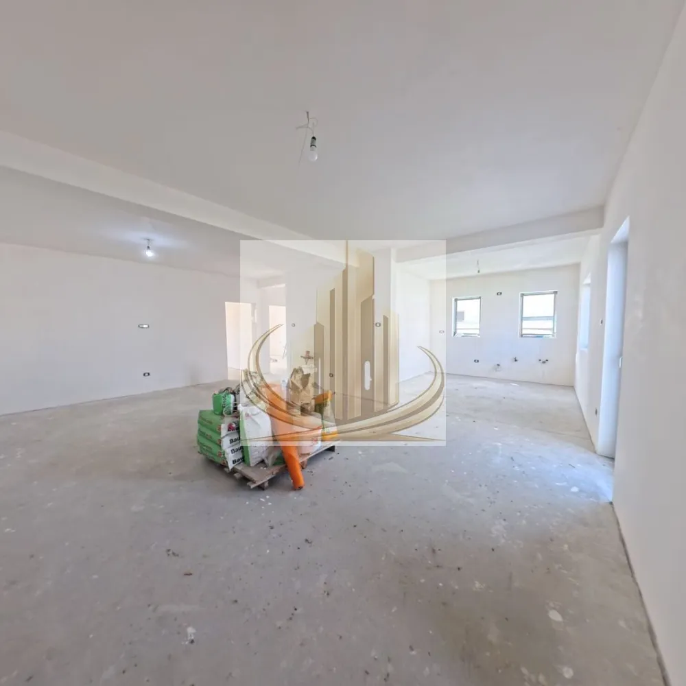 Duplex Modern Parter – Dumbrăvița | 92 mp utili | Teren 350 mp - Grand Mobilis Imobiliare vă propune spre vânzare jumătate de duplex modern, situat în Mosnita Noua, la doar 300 m de Kaufland , într-o zonă liniștită și în plină dezvoltare.

📐 Suprafață utilă: 92 mp
🌿 Suprafață teren: 350 mp
🚗 3-4 locuri de parcare

🔹 Compartimentare:
Living foarte spațios și luminos
Bucătărie (se poate închide la cerere)
2 dormitoare
2 băi (una cu cadă, una cu duș)
Cameră tehnică
Terasă generoasă de 20 mp
🔹 Construcție & Dotări:

✔️ Construcție din cărămidă (inclusiv pereți interiori)
✔️ Izolație EPS80 – 10 cm
✔️ Acoperiș tip terasă cu 20 cm izolație + membrană EPDM
✔️ Tâmplărie PVC Salamander tripan
✔️ Locuință foarte luminoasă

🔹 Finisaje (la alegere în buget):

✔️ Parchet + gresie + accesorii: 80 lei/mp
✔️ Uși interioare: 1200 lei/buc
✔️ Baie: 2500 lei

🔹 Avantaje:

📍 Locație excelentă – aproape de Kaufland, acces rapid către oraș
🌿 Zonă liniștită, ideală pentru locuit
🚗 Curte generoasă + multiple locuri de parcare

📲 Ideal pentru familie sau investiție
🎥 Tur virtual disponibil la cerere

👉 Pentru detalii și vizionări:
Grand Mobilis Imobiliare

ID intern:
CP3033855