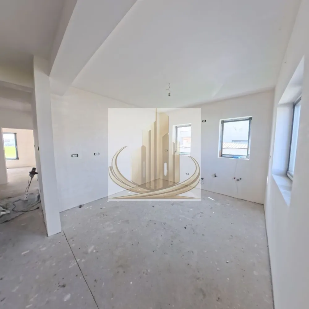 Duplex Modern Parter – Dumbrăvița | 92 mp utili | Teren 350 mp - Grand Mobilis Imobiliare vă propune spre vânzare jumătate de duplex modern, situat în Mosnita Noua, la doar 300 m de Kaufland , într-o zonă liniștită și în plină dezvoltare.

📐 Suprafață utilă: 92 mp
🌿 Suprafață teren: 350 mp
🚗 3-4 locuri de parcare

🔹 Compartimentare:
Living foarte spațios și luminos
Bucătărie (se poate închide la cerere)
2 dormitoare
2 băi (una cu cadă, una cu duș)
Cameră tehnică
Terasă generoasă de 20 mp
🔹 Construcție & Dotări:

✔️ Construcție din cărămidă (inclusiv pereți interiori)
✔️ Izolație EPS80 – 10 cm
✔️ Acoperiș tip terasă cu 20 cm izolație + membrană EPDM
✔️ Tâmplărie PVC Salamander tripan
✔️ Locuință foarte luminoasă

🔹 Finisaje (la alegere în buget):

✔️ Parchet + gresie + accesorii: 80 lei/mp
✔️ Uși interioare: 1200 lei/buc
✔️ Baie: 2500 lei

🔹 Avantaje:

📍 Locație excelentă – aproape de Kaufland, acces rapid către oraș
🌿 Zonă liniștită, ideală pentru locuit
🚗 Curte generoasă + multiple locuri de parcare

📲 Ideal pentru familie sau investiție
🎥 Tur virtual disponibil la cerere

👉 Pentru detalii și vizionări:
Grand Mobilis Imobiliare

ID intern:
CP3033855