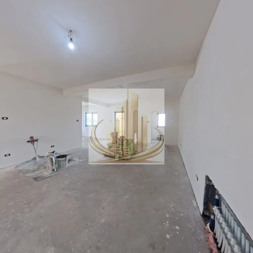 Duplex Modern Parter – Dumbrăvița | 92 mp utili | Teren 350 mp - Grand Mobilis Imobiliare vă propune spre vânzare jumătate de duplex modern, situat în Mosnita Noua, la doar 300 m de Kaufland , într-o zonă liniștită și în plină dezvoltare.

📐 Suprafață utilă: 92 mp
🌿 Suprafață teren: 350 mp
🚗 3-4 locuri de parcare

🔹 Compartimentare:
Living foarte spațios și luminos
Bucătărie (se poate închide la cerere)
2 dormitoare
2 băi (una cu cadă, una cu duș)
Cameră tehnică
Terasă generoasă de 20 mp
🔹 Construcție & Dotări:

✔️ Construcție din cărămidă (inclusiv pereți interiori)
✔️ Izolație EPS80 – 10 cm
✔️ Acoperiș tip terasă cu 20 cm izolație + membrană EPDM
✔️ Tâmplărie PVC Salamander tripan
✔️ Locuință foarte luminoasă

🔹 Finisaje (la alegere în buget):

✔️ Parchet + gresie + accesorii: 80 lei/mp
✔️ Uși interioare: 1200 lei/buc
✔️ Baie: 2500 lei

🔹 Avantaje:

📍 Locație excelentă – aproape de Kaufland, acces rapid către oraș
🌿 Zonă liniștită, ideală pentru locuit
🚗 Curte generoasă + multiple locuri de parcare

📲 Ideal pentru familie sau investiție
🎥 Tur virtual disponibil la cerere

👉 Pentru detalii și vizionări:
Grand Mobilis Imobiliare

ID intern:
CP3033855