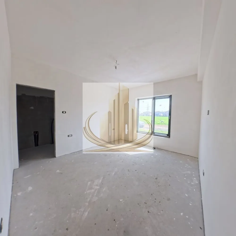 Duplex Modern Parter – Dumbrăvița | 92 mp utili | Teren 350 mp - Grand Mobilis Imobiliare vă propune spre vânzare jumătate de duplex modern, situat în Mosnita Noua, la doar 300 m de Kaufland , într-o zonă liniștită și în plină dezvoltare.

📐 Suprafață utilă: 92 mp
🌿 Suprafață teren: 350 mp
🚗 3-4 locuri de parcare

🔹 Compartimentare:
Living foarte spațios și luminos
Bucătărie (se poate închide la cerere)
2 dormitoare
2 băi (una cu cadă, una cu duș)
Cameră tehnică
Terasă generoasă de 20 mp
🔹 Construcție & Dotări:

✔️ Construcție din cărămidă (inclusiv pereți interiori)
✔️ Izolație EPS80 – 10 cm
✔️ Acoperiș tip terasă cu 20 cm izolație + membrană EPDM
✔️ Tâmplărie PVC Salamander tripan
✔️ Locuință foarte luminoasă

🔹 Finisaje (la alegere în buget):

✔️ Parchet + gresie + accesorii: 80 lei/mp
✔️ Uși interioare: 1200 lei/buc
✔️ Baie: 2500 lei

🔹 Avantaje:

📍 Locație excelentă – aproape de Kaufland, acces rapid către oraș
🌿 Zonă liniștită, ideală pentru locuit
🚗 Curte generoasă + multiple locuri de parcare

📲 Ideal pentru familie sau investiție
🎥 Tur virtual disponibil la cerere

👉 Pentru detalii și vizionări:
Grand Mobilis Imobiliare

ID intern:
CP3033855