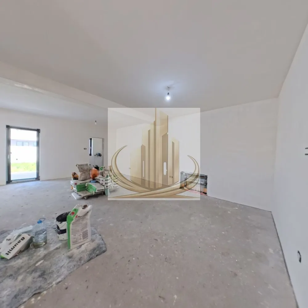 Duplex Modern Parter – Dumbrăvița | 92 mp utili | Teren 350 mp - Grand Mobilis Imobiliare vă propune spre vânzare jumătate de duplex modern, situat în Mosnita Noua, la doar 300 m de Kaufland , într-o zonă liniștită și în plină dezvoltare.

📐 Suprafață utilă: 92 mp
🌿 Suprafață teren: 350 mp
🚗 3-4 locuri de parcare

🔹 Compartimentare:
Living foarte spațios și luminos
Bucătărie (se poate închide la cerere)
2 dormitoare
2 băi (una cu cadă, una cu duș)
Cameră tehnică
Terasă generoasă de 20 mp
🔹 Construcție & Dotări:

✔️ Construcție din cărămidă (inclusiv pereți interiori)
✔️ Izolație EPS80 – 10 cm
✔️ Acoperiș tip terasă cu 20 cm izolație + membrană EPDM
✔️ Tâmplărie PVC Salamander tripan
✔️ Locuință foarte luminoasă

🔹 Finisaje (la alegere în buget):

✔️ Parchet + gresie + accesorii: 80 lei/mp
✔️ Uși interioare: 1200 lei/buc
✔️ Baie: 2500 lei

🔹 Avantaje:

📍 Locație excelentă – aproape de Kaufland, acces rapid către oraș
🌿 Zonă liniștită, ideală pentru locuit
🚗 Curte generoasă + multiple locuri de parcare

📲 Ideal pentru familie sau investiție
🎥 Tur virtual disponibil la cerere

👉 Pentru detalii și vizionări:
Grand Mobilis Imobiliare

ID intern:
CP3033855