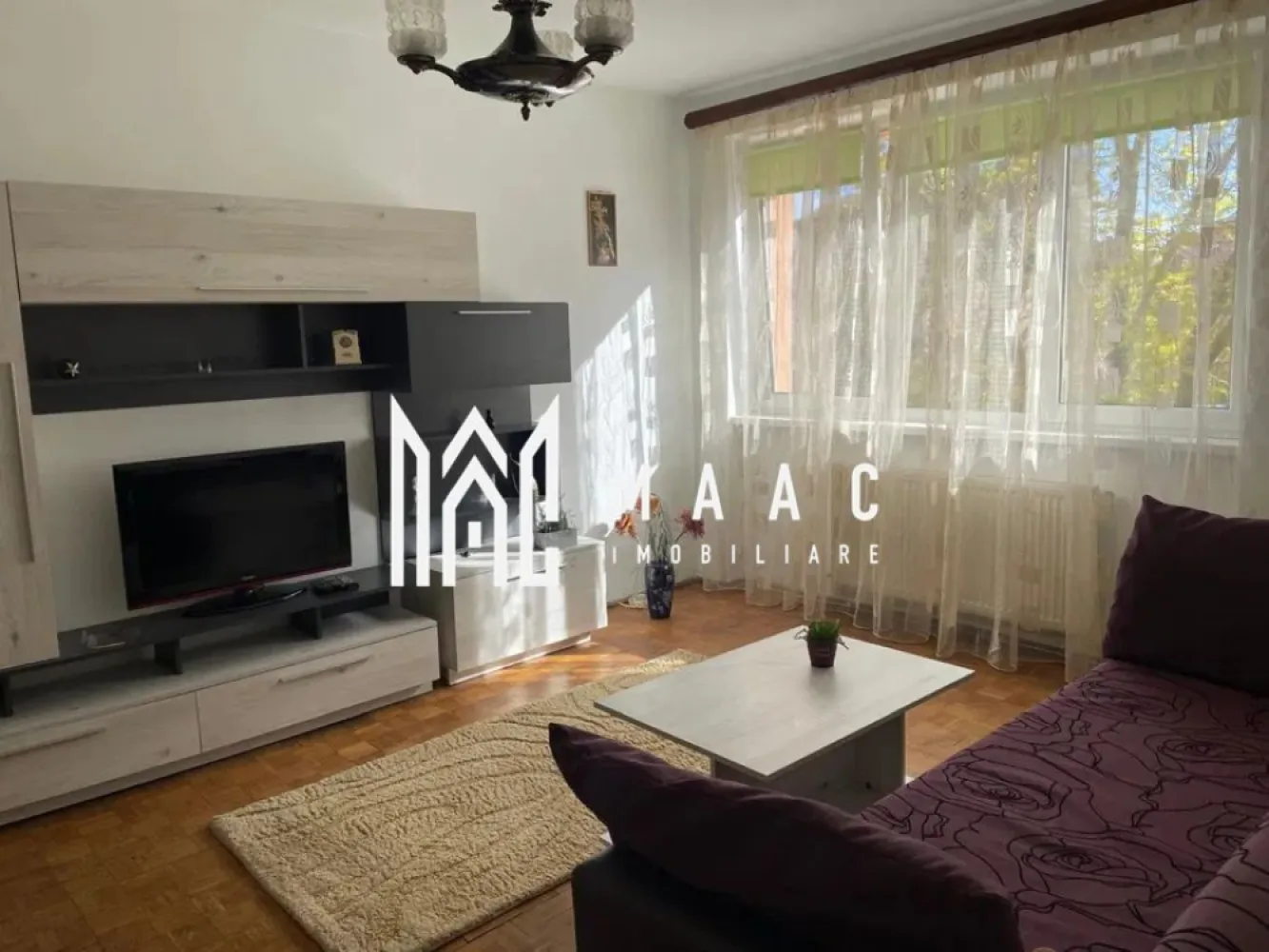 Apartament 2 camere decomandat | Cedonia, Sibiu | mobilat, loc de parcare - Apartament cu 2 camere decomandat de închiriat în Sibiu, zona Cedonia, cu 50 mp utili, etaj 2 și loc de parcare, complet mobilat pentru mutare rapidă.

Detalii proprietate:
• Suprafață utilă: 50 mp
• Suprafață construită: 60 mp
• Compartimentare: decomandat
• Etaj 2 din 5
• Stare interioară: bună
• Construcție finalizată
• An construcție: 1990
• Se închiriază complet mobilat
• Loc de parcare disponibil

Zona Cedonia oferă acces rapid la magazine, inclusiv non-stop, farmacii, dispensar, școală, grădiniță și stație de autobuz, ceea ce susține un program zilnic practic și acces facil către punctele de interes din oraș.

Contactați echipa MAAC Imobiliare pentru detalii suplimentare și programarea unei vizionări. Cod anunț CP3033720.
