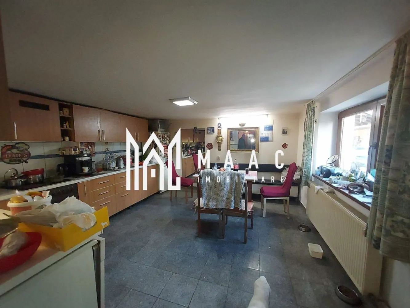 Casa 5 camere | 1600 mp Teren | Sura Mica - MAAC Imobiliare vă propune spre vânzare o casă amplasată pe un teren generos de 1.600 mp, ideală pentru cei care își doresc spațiu, intimitate și acces complet la utilități. Proprietatea este potrivită atât pentru locuire permanentă, cât și pentru dezvoltare ulterioară.

Detalii proprietate:

Suprafață teren: 1.600 mp

Compartimentare: 5 camere

Predare: nemobilată

Dotări și utilități:

Încălzire eficientă: centrală pe lemne + pompă de căldură

Racordată la:

curent electric

gaz

apă

Avantaje:

Teren foarte mare, potrivit pentru extindere, grădină, zonă de relaxare sau activități gospodărești

Casă versatilă, ce poate fi personalizată după preferințele viitorului proprietar

Utilități complete, costuri reduse la încălzire datorită pompei de căldură

Ideală pentru o familie care caută liniște și spațiu sau pentru investiție pe termen lung

Pentru mai multe detalii și pentru programarea unei vizionări, vă rugăm să ne contactați menționând ID: CP2802061