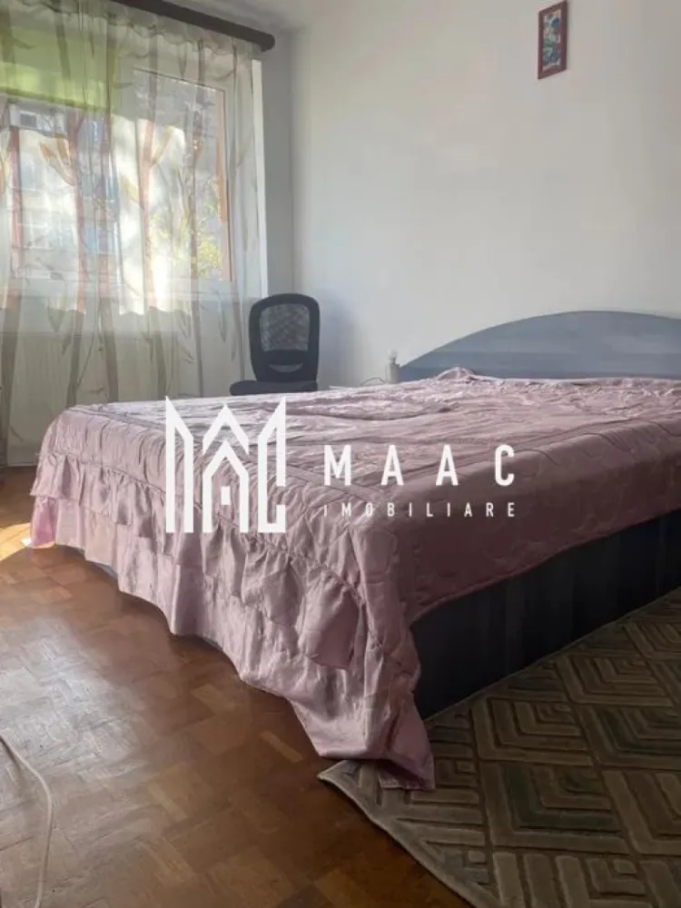 Apartament 2 camere decomandat | Cedonia, Sibiu | mobilat, loc de parcare - Apartament cu 2 camere decomandat de închiriat în Sibiu, zona Cedonia, cu 50 mp utili, etaj 2 și loc de parcare, complet mobilat pentru mutare rapidă.

Detalii proprietate:
• Suprafață utilă: 50 mp
• Suprafață construită: 60 mp
• Compartimentare: decomandat
• Etaj 2 din 5
• Stare interioară: bună
• Construcție finalizată
• An construcție: 1990
• Se închiriază complet mobilat
• Loc de parcare disponibil

Zona Cedonia oferă acces rapid la magazine, inclusiv non-stop, farmacii, dispensar, școală, grădiniță și stație de autobuz, ceea ce susține un program zilnic practic și acces facil către punctele de interes din oraș.

Contactați echipa MAAC Imobiliare pentru detalii suplimentare și programarea unei vizionări. Cod anunț CP3033720.