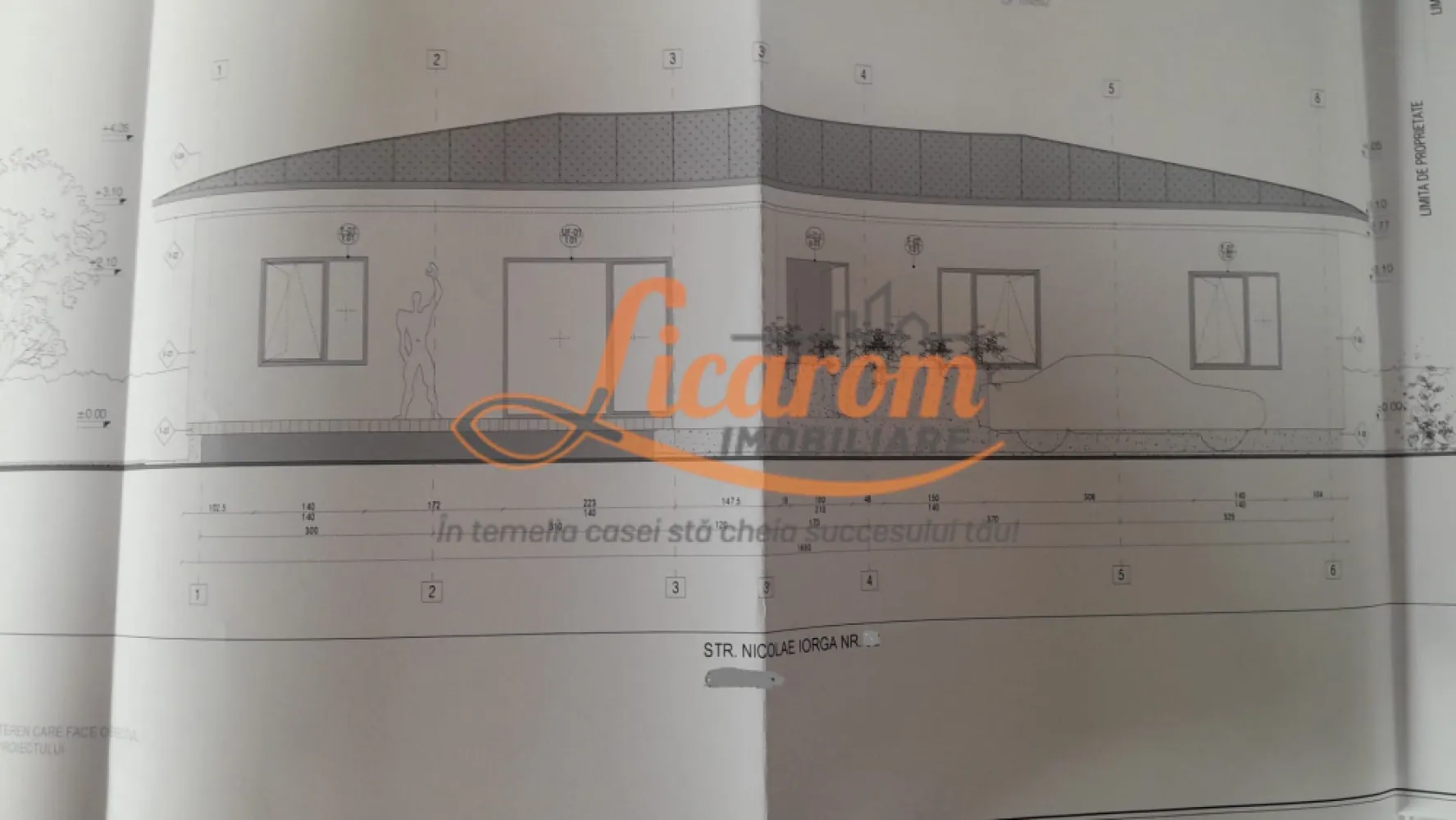 Casa Parter 3 camere CRISTIAN, DIFERIT HAUS,teren 500 mp - Licarom Imobiliare propune spre vanzare o casa pe Parter situata in CRISTIAN in cartierul residential DIFERIT HAUS.
Casa este compusa din living cu tearasa,bucatarie,dining room,2 dormitoare (unul matrimonial cu dresing propriu si baie) un alt grup sanitar,debara.
Casa are 105 mp utili si este asezata intr-un teren de 500 mp cu acces auto.
Cartierul DIFERIT HAUS este unul diferit de altele asa cum poarta si numele prin ceea ce ofera rezidentilor sai (conditii la cele mai inalte standarde).
Casa este in faza de executie si se preda la cheie la pretul de 300000 euro.

Este racordata la toate utilitatile apa,gaz,curent electric si canalizare.
Strazile sunt asfaltate si au iluminat public.
Daca se doreste cumpararea inainte de finalizarea imobilului,pretul poate fi mai mic,in functie de faza la care se afla constructia,astfel noul proprieatar va putea sa-si personalizeze casa dupa propriul gust.

In imediata apropiere este statie RATBV si magazin de cartier.

Pentru mai multe informatii,nu ezitati sa ne contactati la telefon 0723985424 Consultant imobiliar Liliana si 0741059397 Consultant imobiliar Calin.